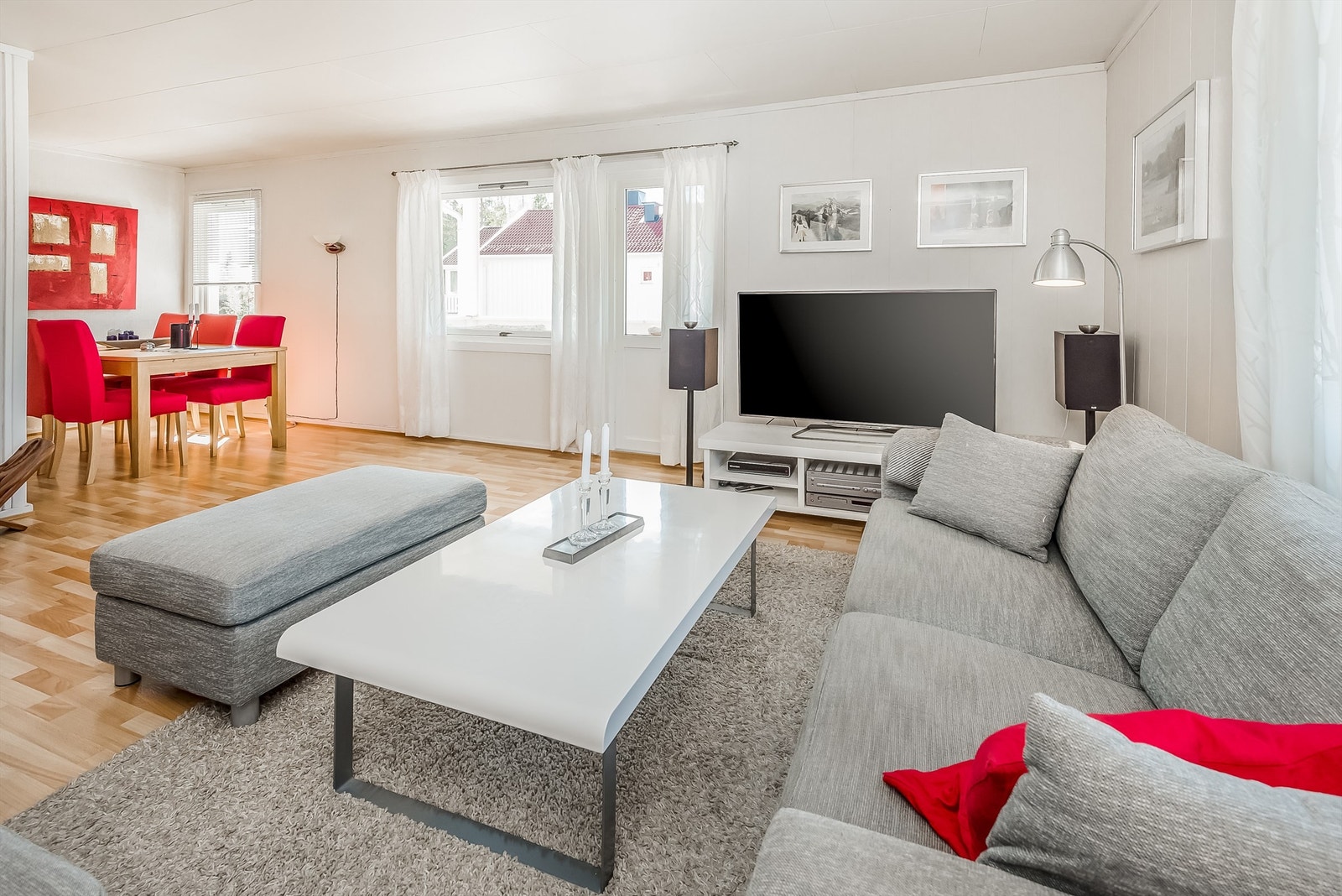 Eksempel på møblering av stue og spisestue (arkivbilde fra forrige salg av leiligheten) Galleribilde