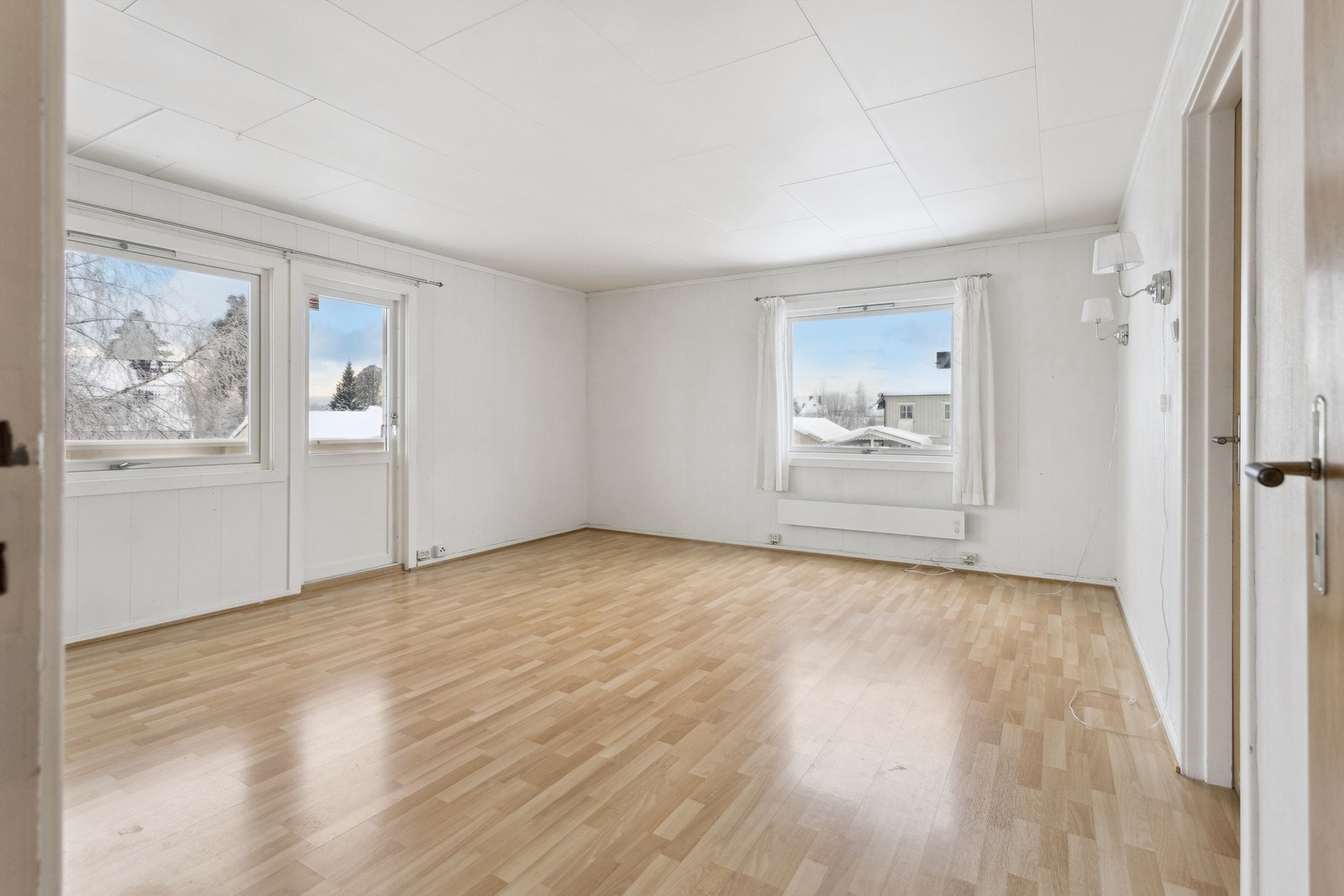 Koselig og fin stue med utgang til den store og overbygde balkongen. Vinduer på to sider sikrer godt lysinnfall Galleribilde