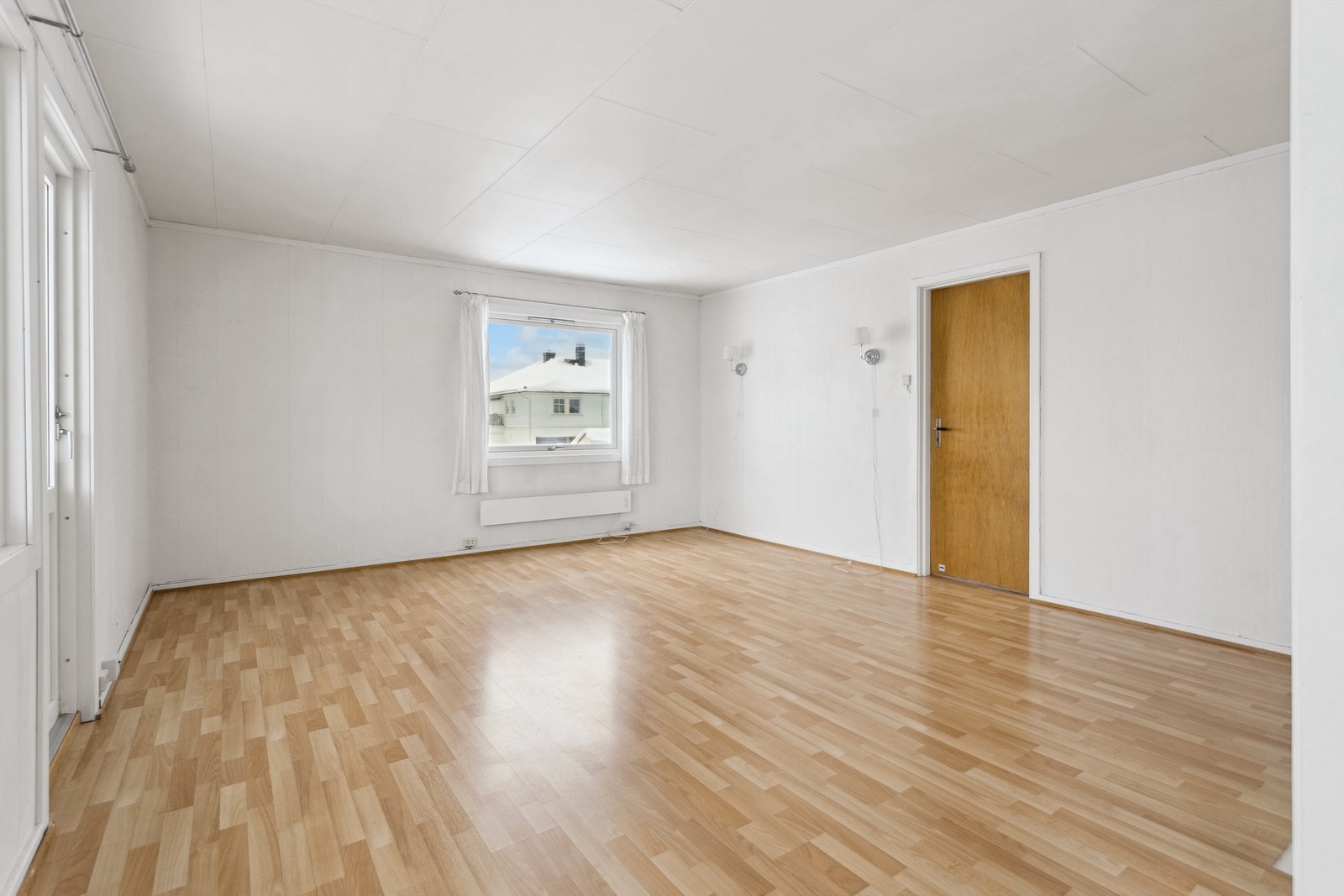 Stue med inngang til hovedsoverommet Galleribilde