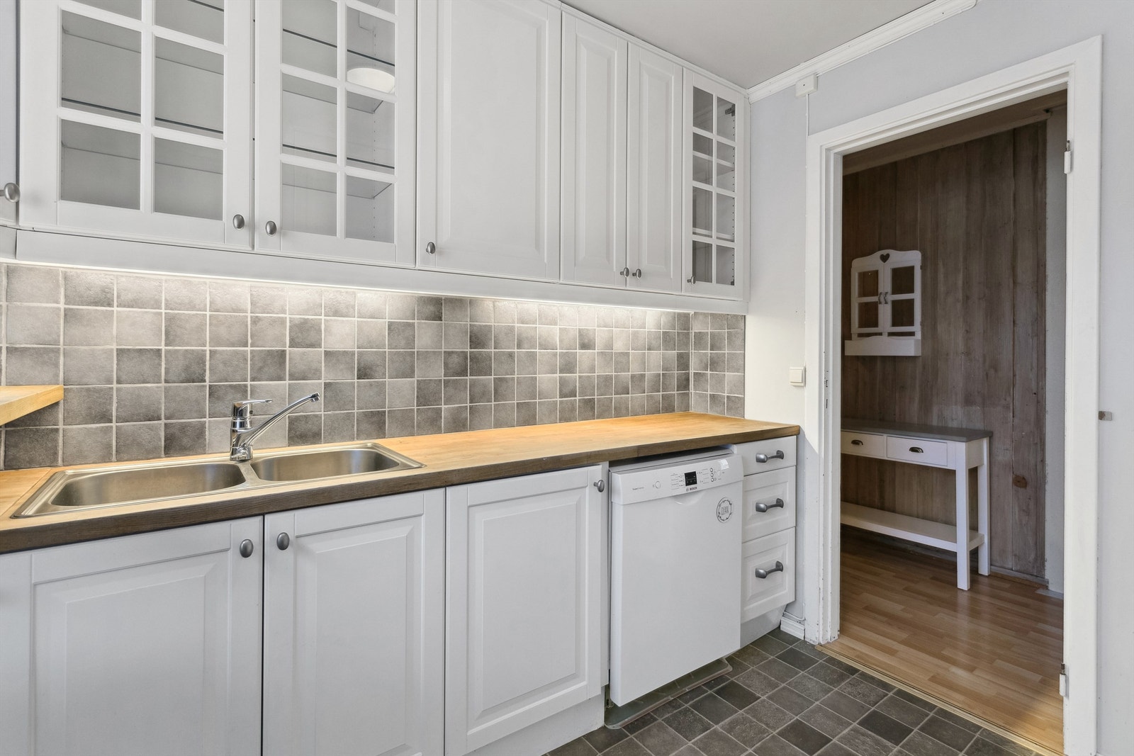 Kjøkken med opplegg til oppvaskmaskin Galleribilde