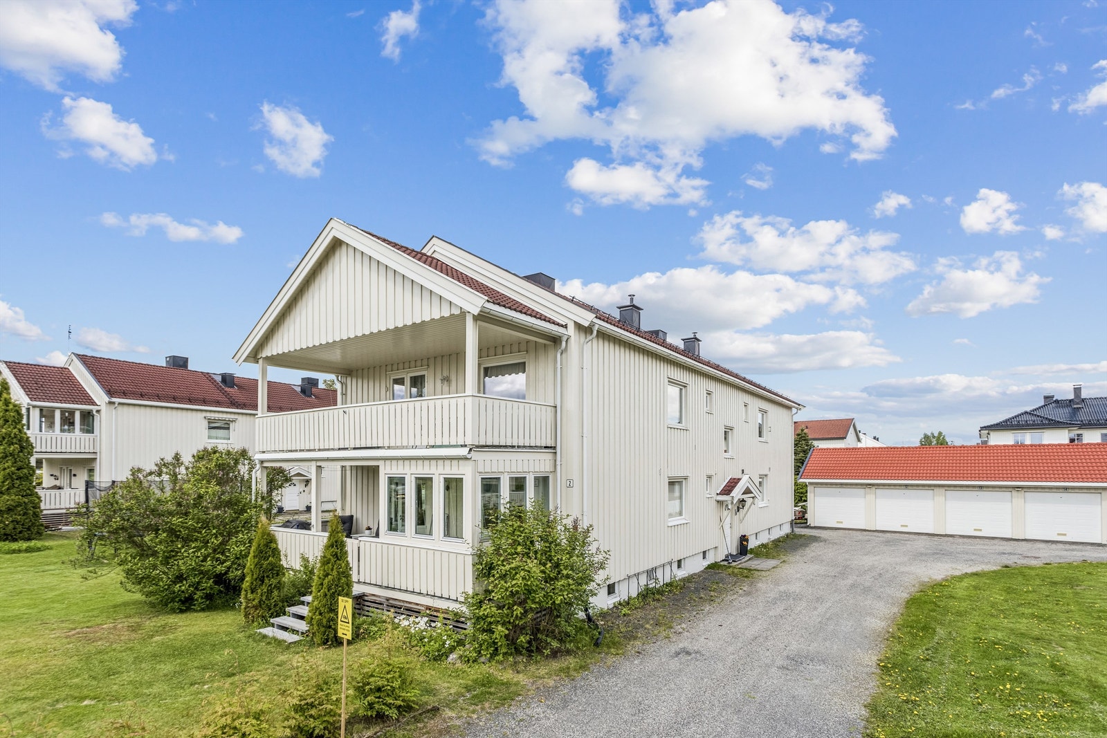 Fasade med innkjøring og gårdsplass Galleribilde