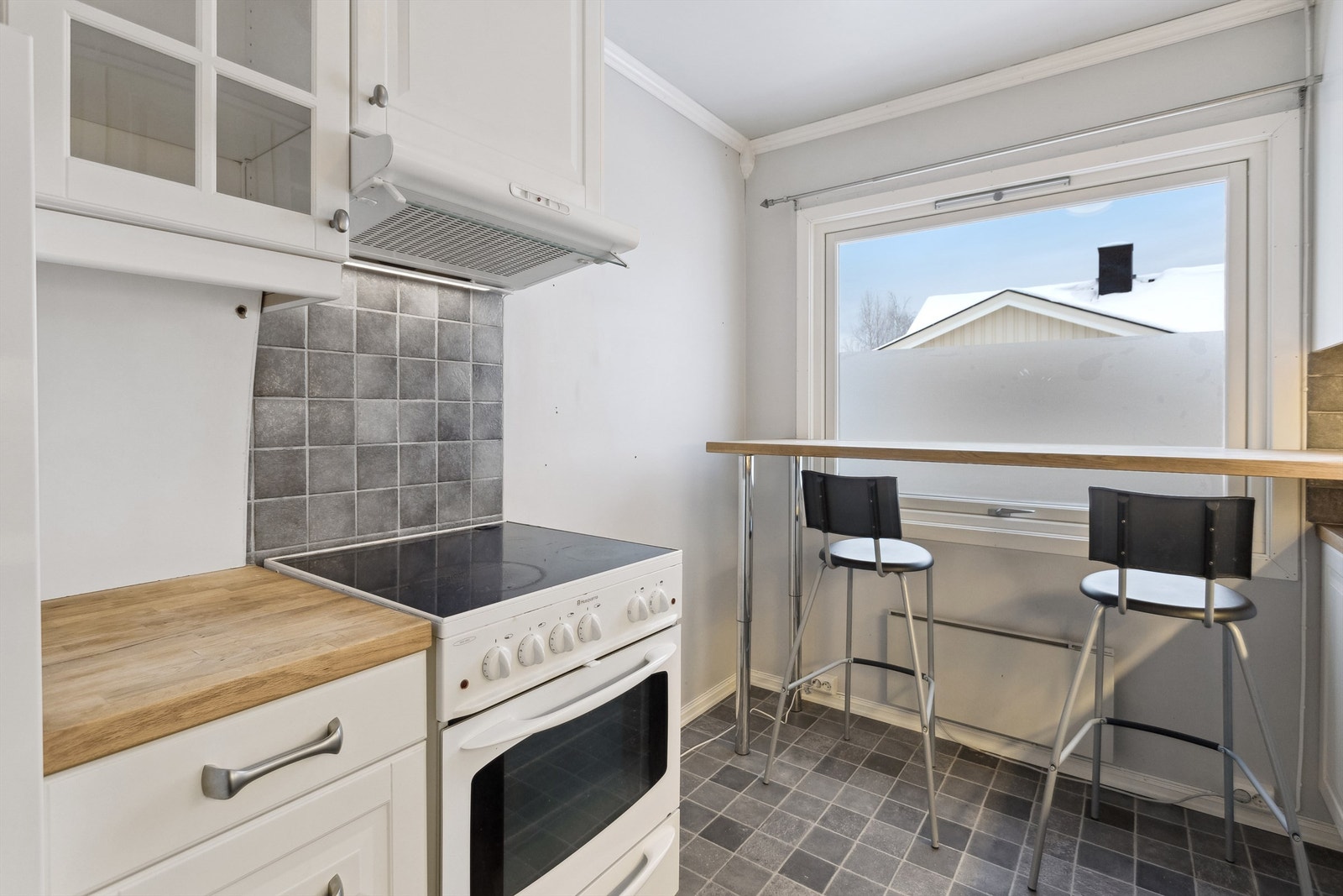 Fint og praktisk kjøkken fra 2006 med fin barløsning mot vinduet Galleribilde