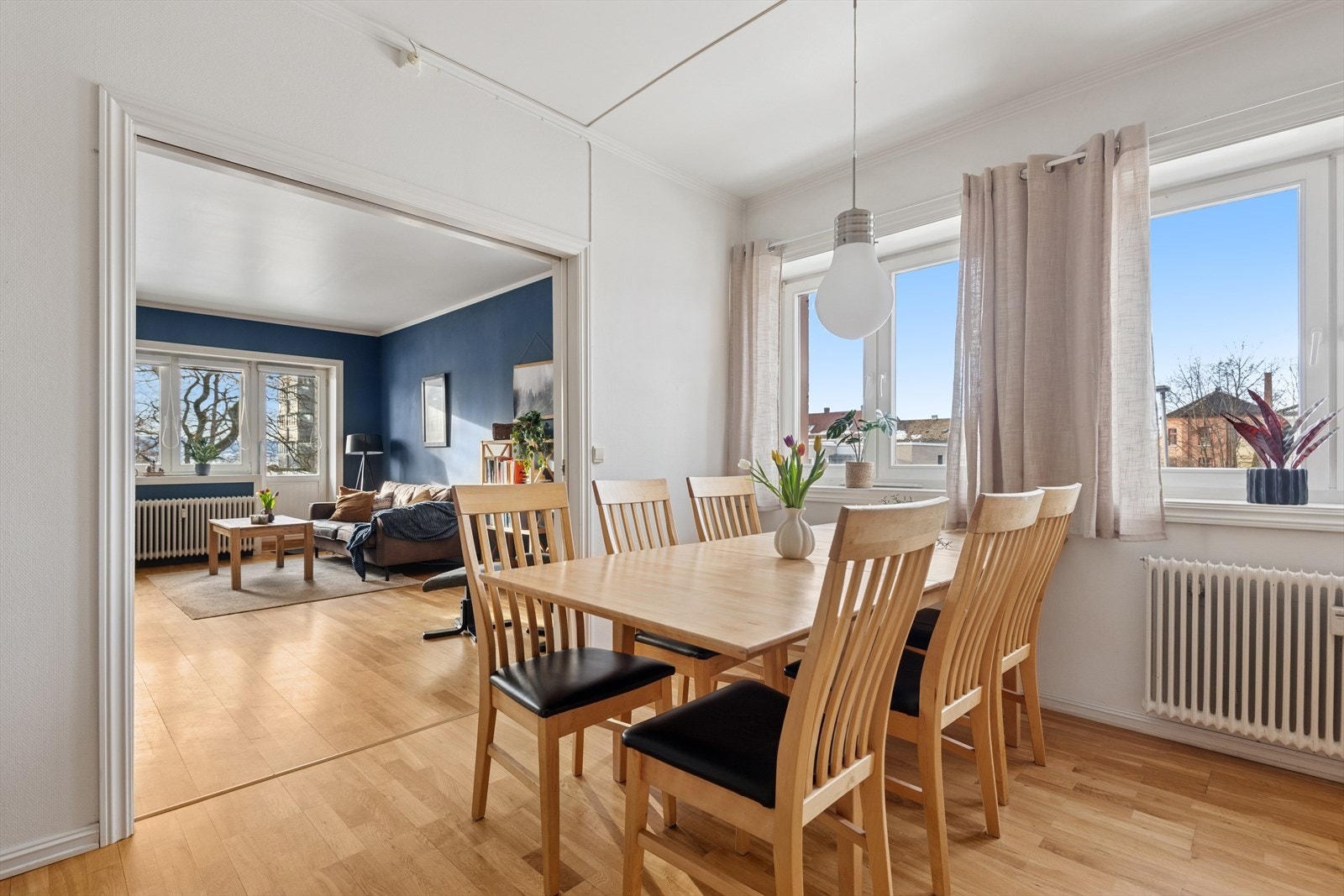 Fra spisestuen ledes man inn i stuen. Galleribilde