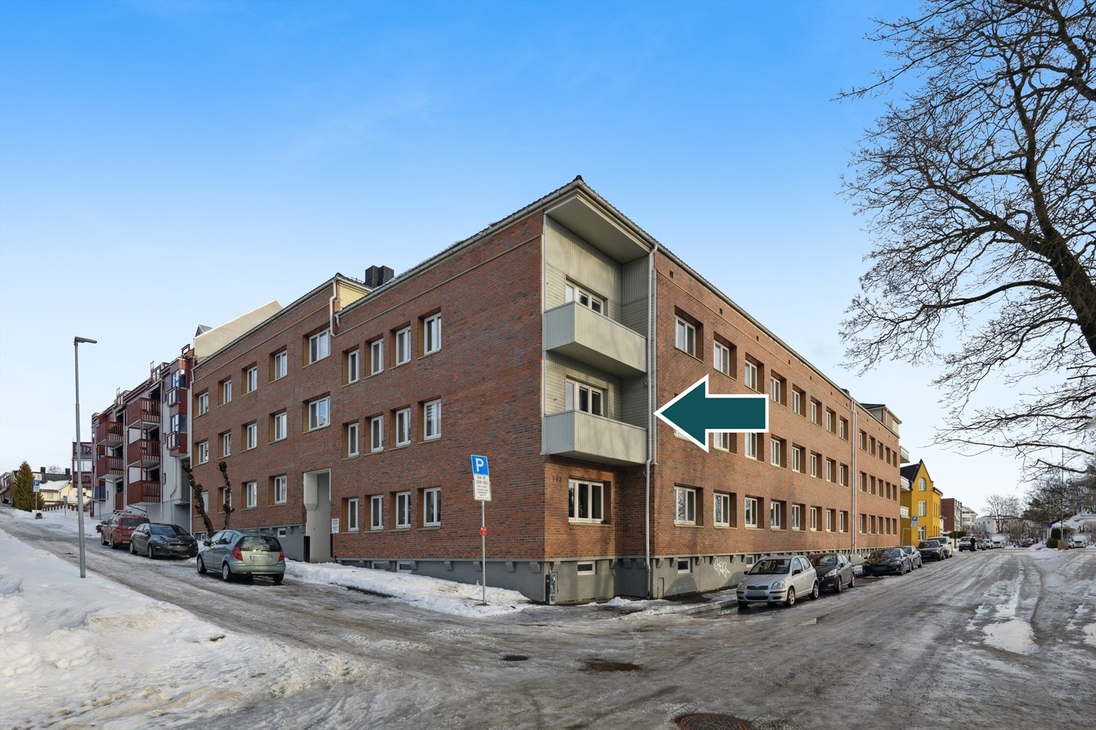 Borettslaget sett fra gateplan. pilen viser lokasjonen til leiligheten. Galleribilde