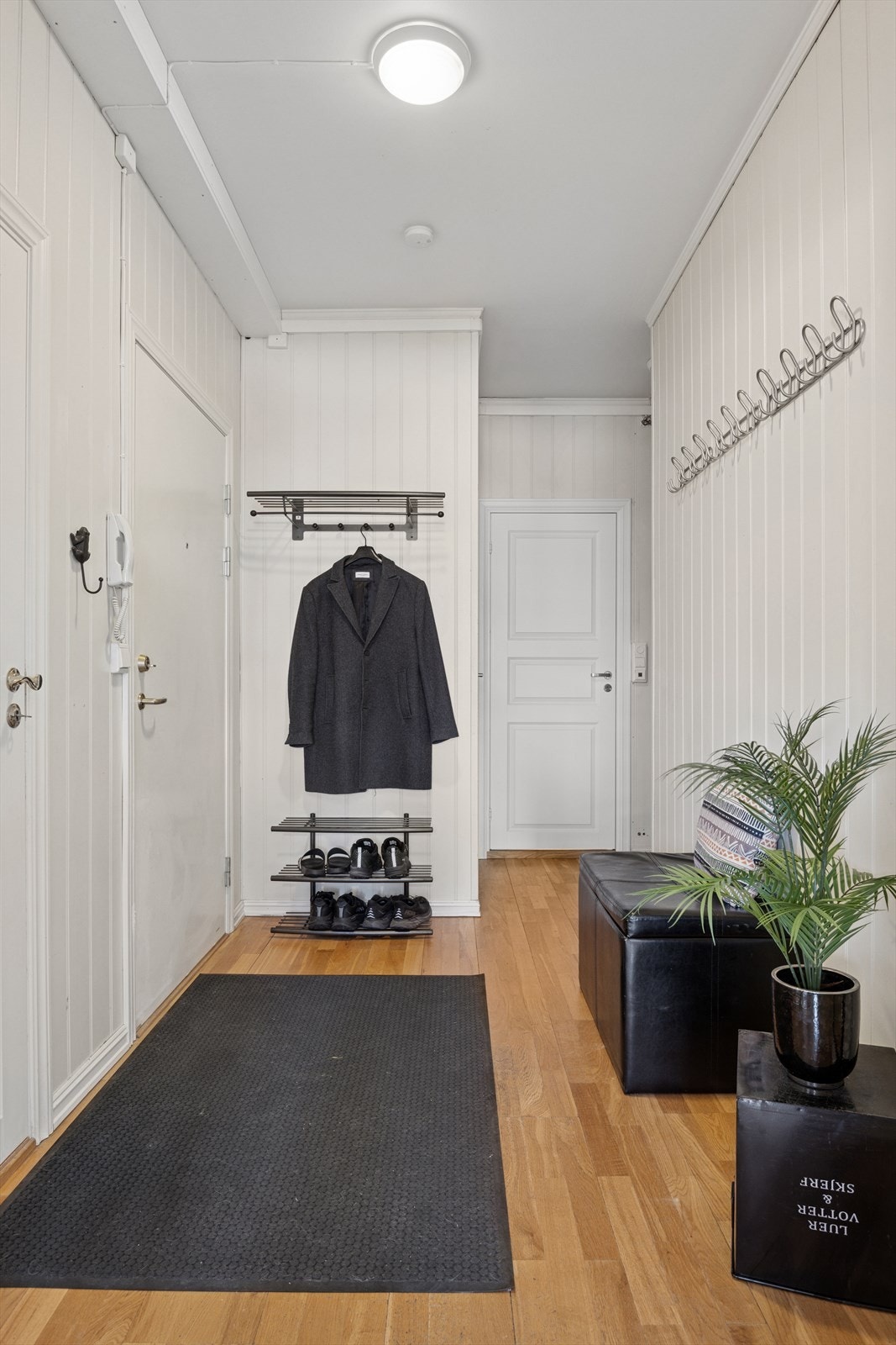 Velkommen inn til en romslig og meget tiltalende 4-roms leilighet med sentral beliggenhet i Hamar! Galleribilde