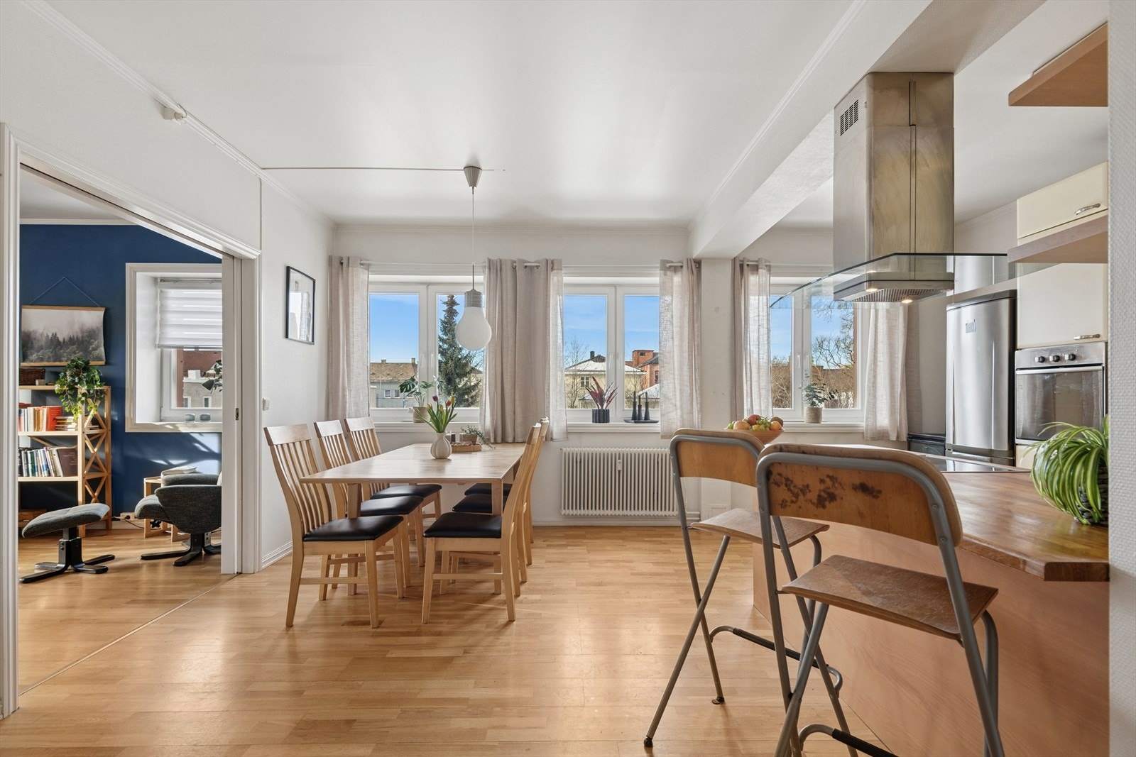 I hjertet av leiligheten finner man kjøkkenet og stuen. Med god takhøyde får man en ytterligere følelse av romslighet og eleganse. Galleribilde