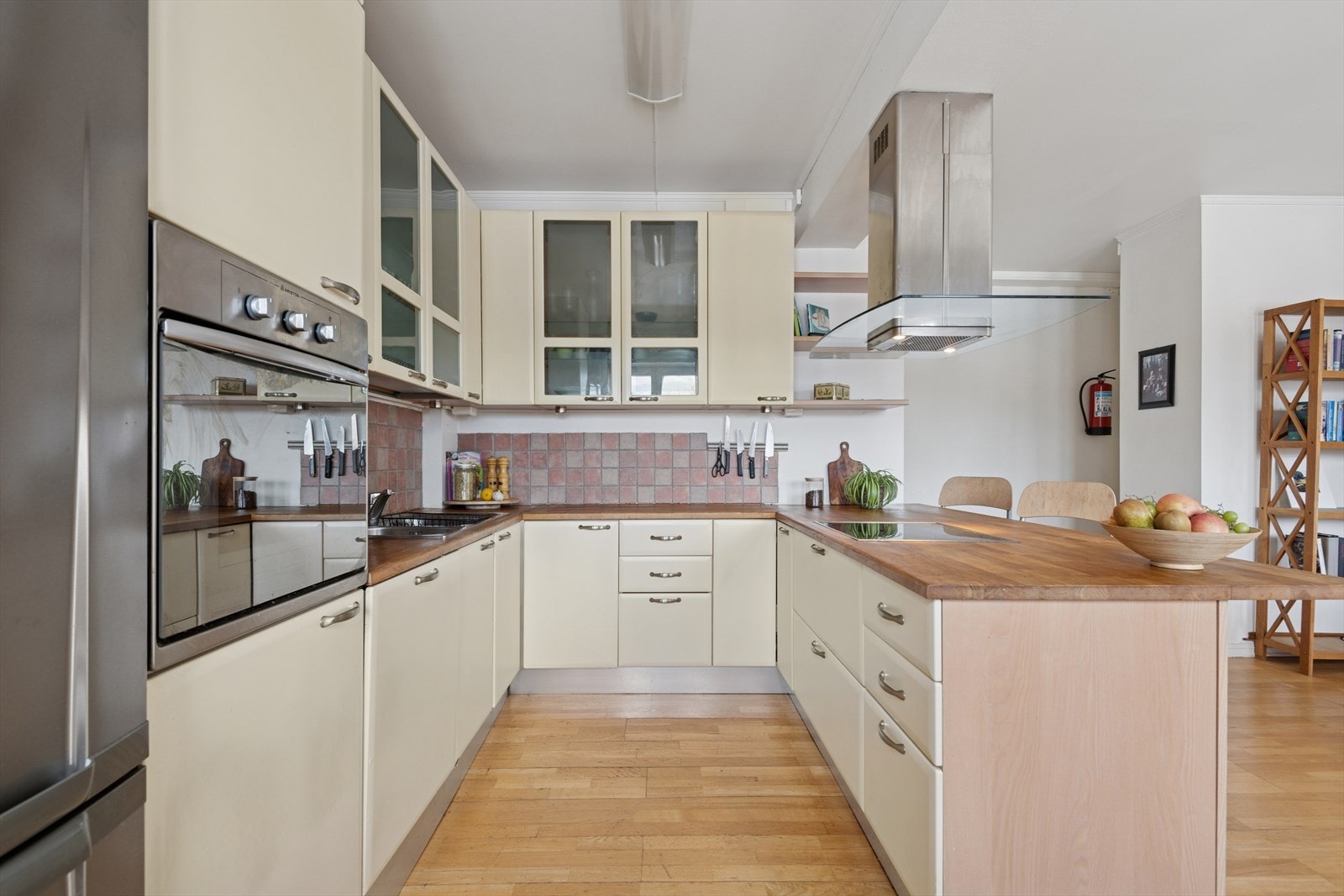 Romslig kjøkken med god benkeplass. Her er det lagt til rette for å utfordre dine kulinariske ferdigheter. Galleribilde