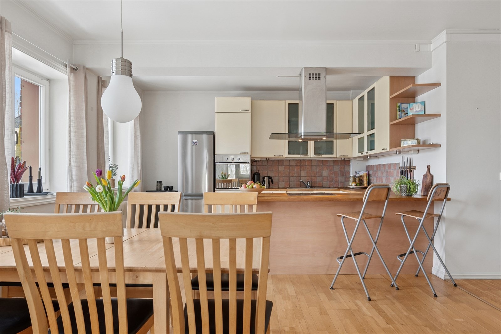 Fra spisestuen har man lett tilgang og oversikt over kjøkkenet, perfekt for sosiale sammenkomster og sosialisering. Galleribilde