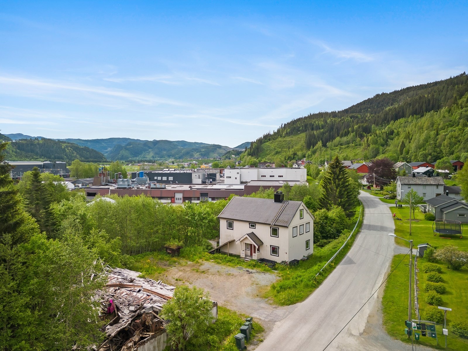 Eiendommen ligger ca. 1,5 kilometer nord for Støren sentrum og har nærhet til natur som bl.a. Gaula og div turområder. Galleribilde
