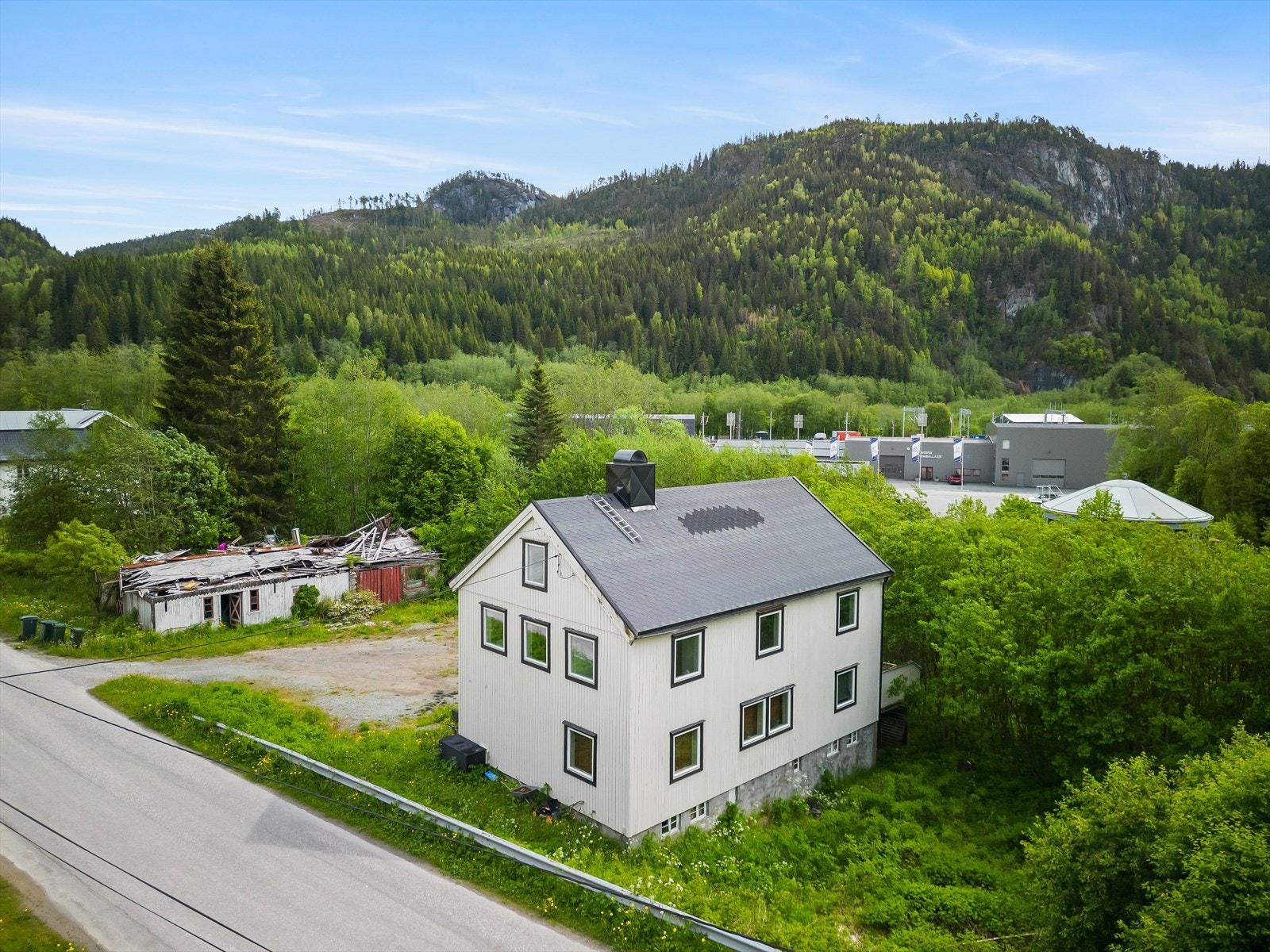 Huset har 10 soverom som er fordelt over tre etasjer, og 1. etasjen er det to stuer, kjøkken, bad + to toalettrom Galleribilde