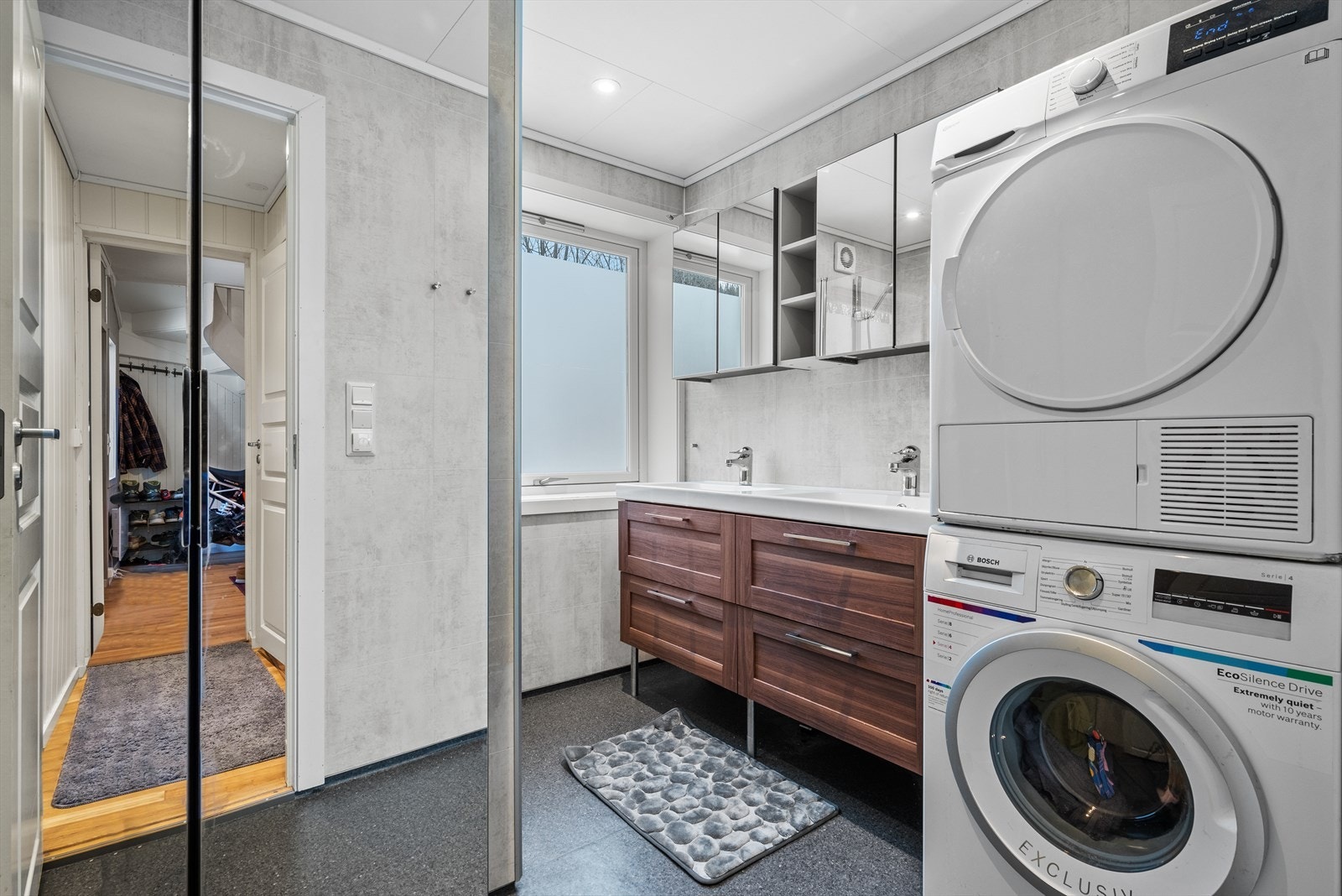 Bad nr 2 - Belegg på gulv og våtromsplater på vegger. Downlights og takess i himling. Gulvvarme. Utstyrt med dusjnisje, mekanisk avtrekk, opplegg for vaskemaskin, servant og servantskap. Galleribilde
