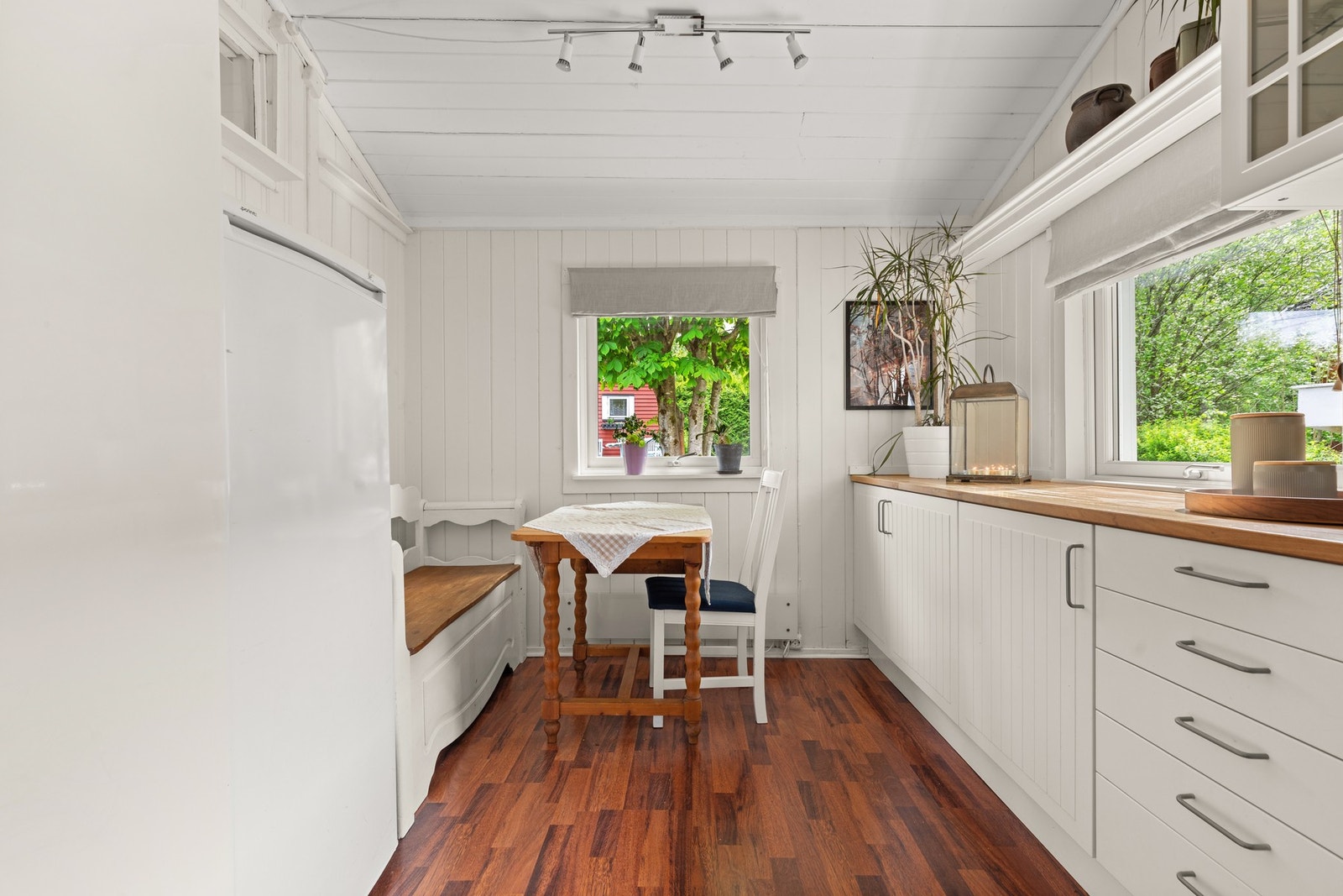 Kjøkken med mye skapplass. Galleribilde