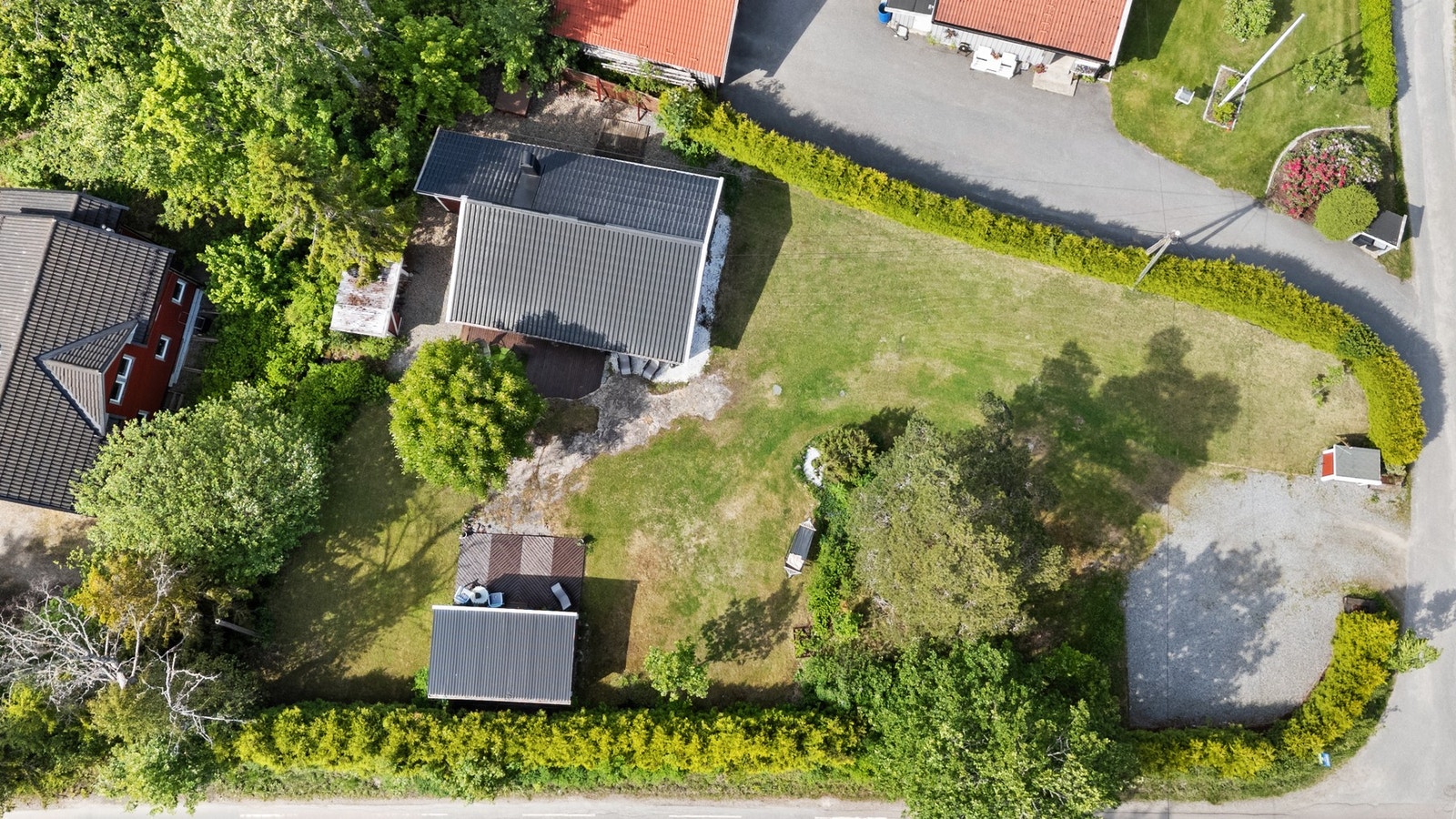 Nydelig usjenert eiendom med en liten bekk og brønn med sommervann. Galleribilde