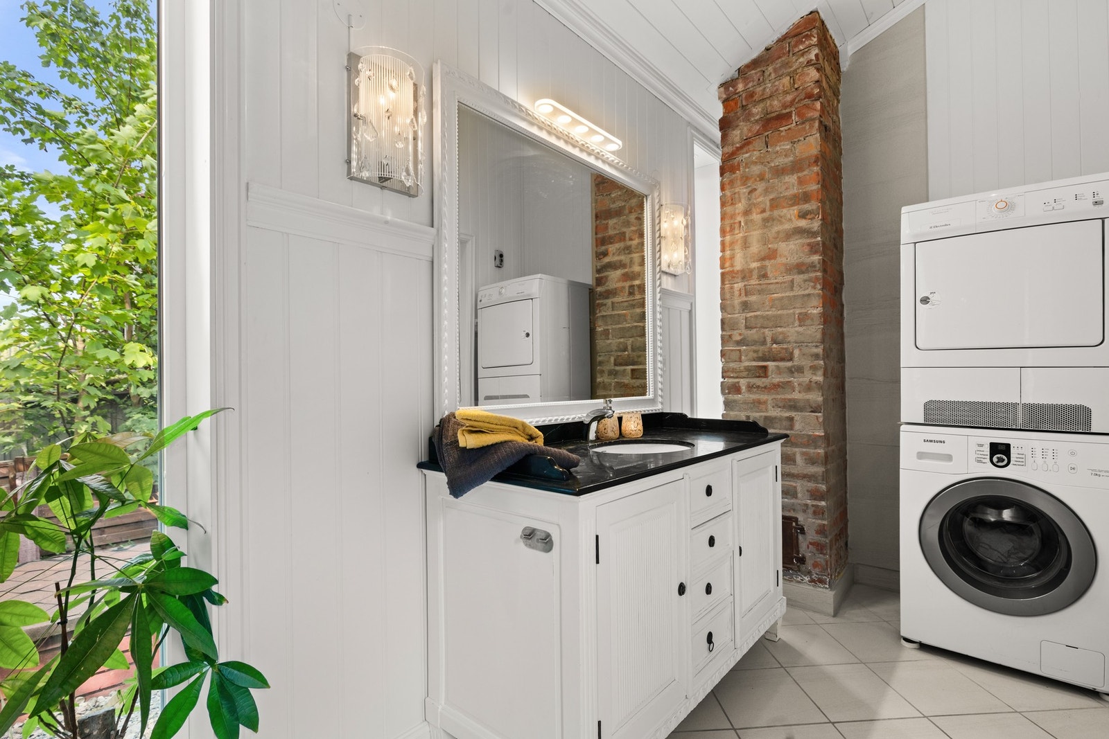 Meget romslig og pent flislagt bad. Galleribilde