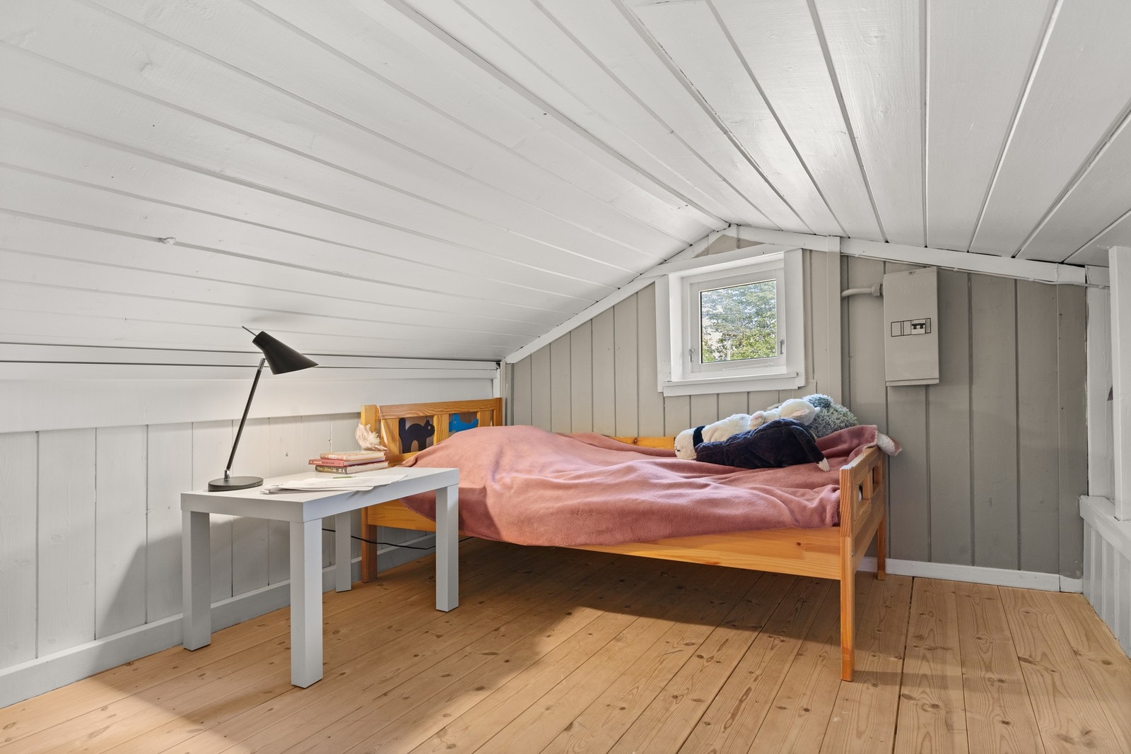 Det er hems på begge sider av stuen Galleribilde