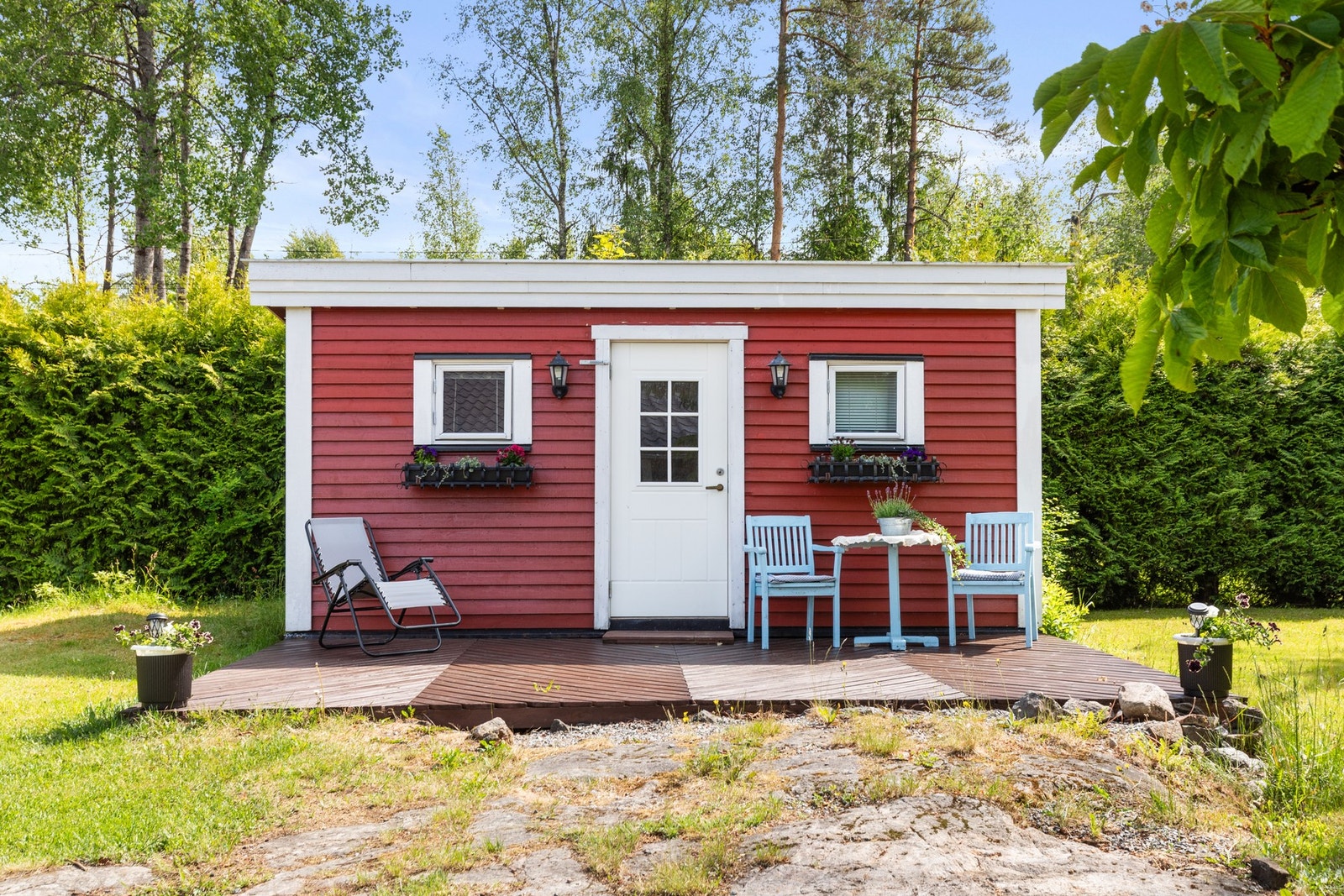 Anneks i grønne omgivelser. Galleribilde