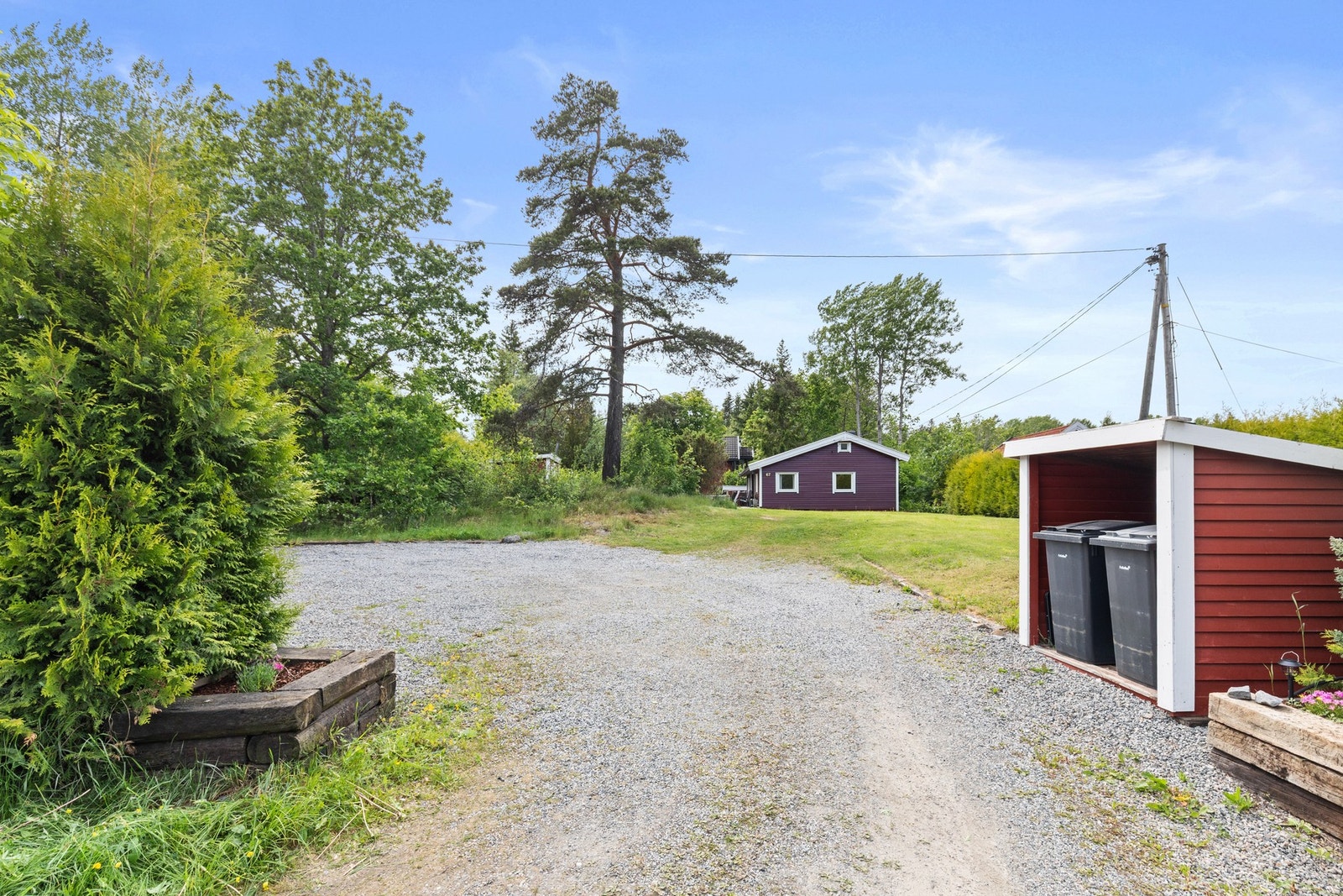 Her er flere parkeringsplasser på egen tomt. Galleribilde