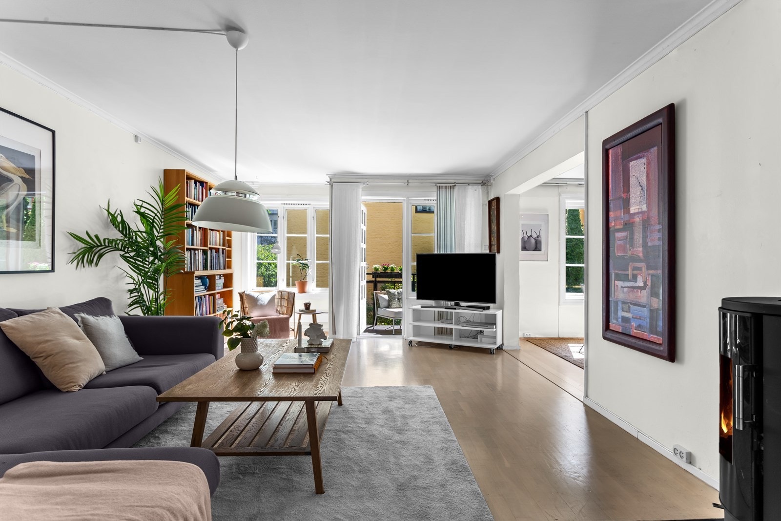 Her er det god plass til sofagruppe, stuebord og annen ønsket møblering. Galleribilde