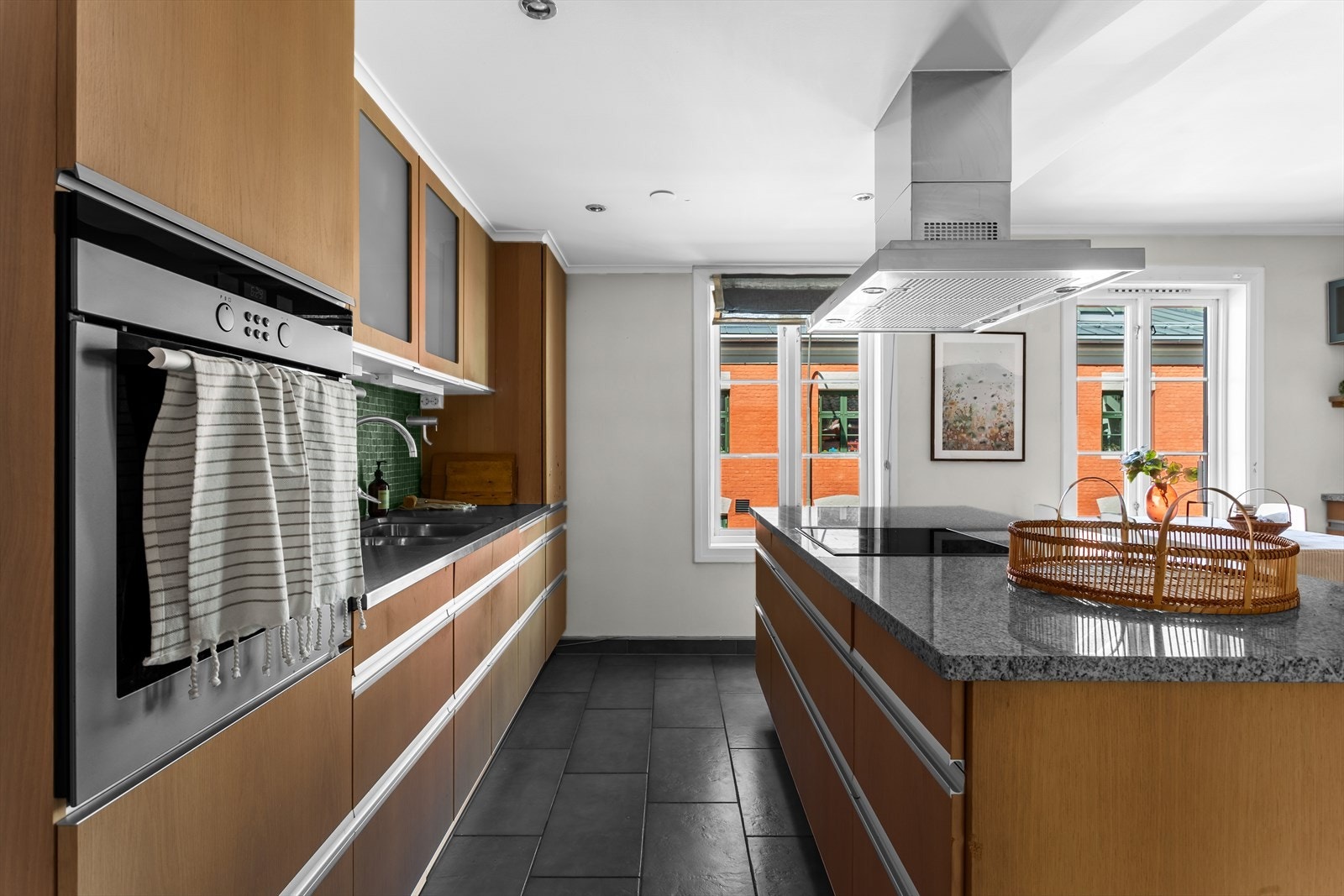 Innredning fra 2005 fra Invita i hvitvasket eik med aluminiumslister, benkeplate i hvit granitt, avtrekksvifte med naturlig avtrekk (ikke kullfilter). Galleribilde