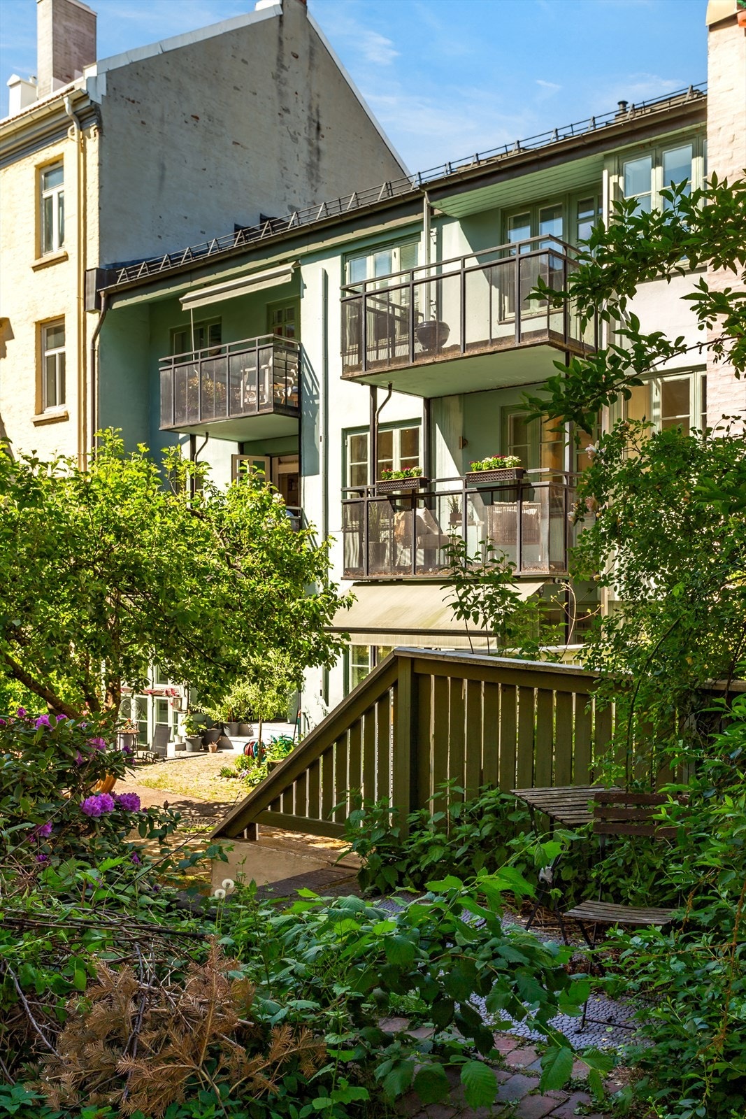 Fasaden med leilighetens to balkonger sett fra bakgården. Galleribilde
