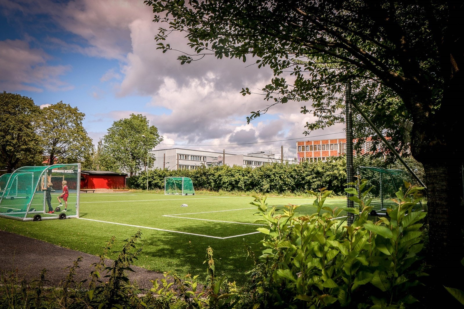 Ballplassen opp ved parken er en fin møteplass for barn. Galleribilde