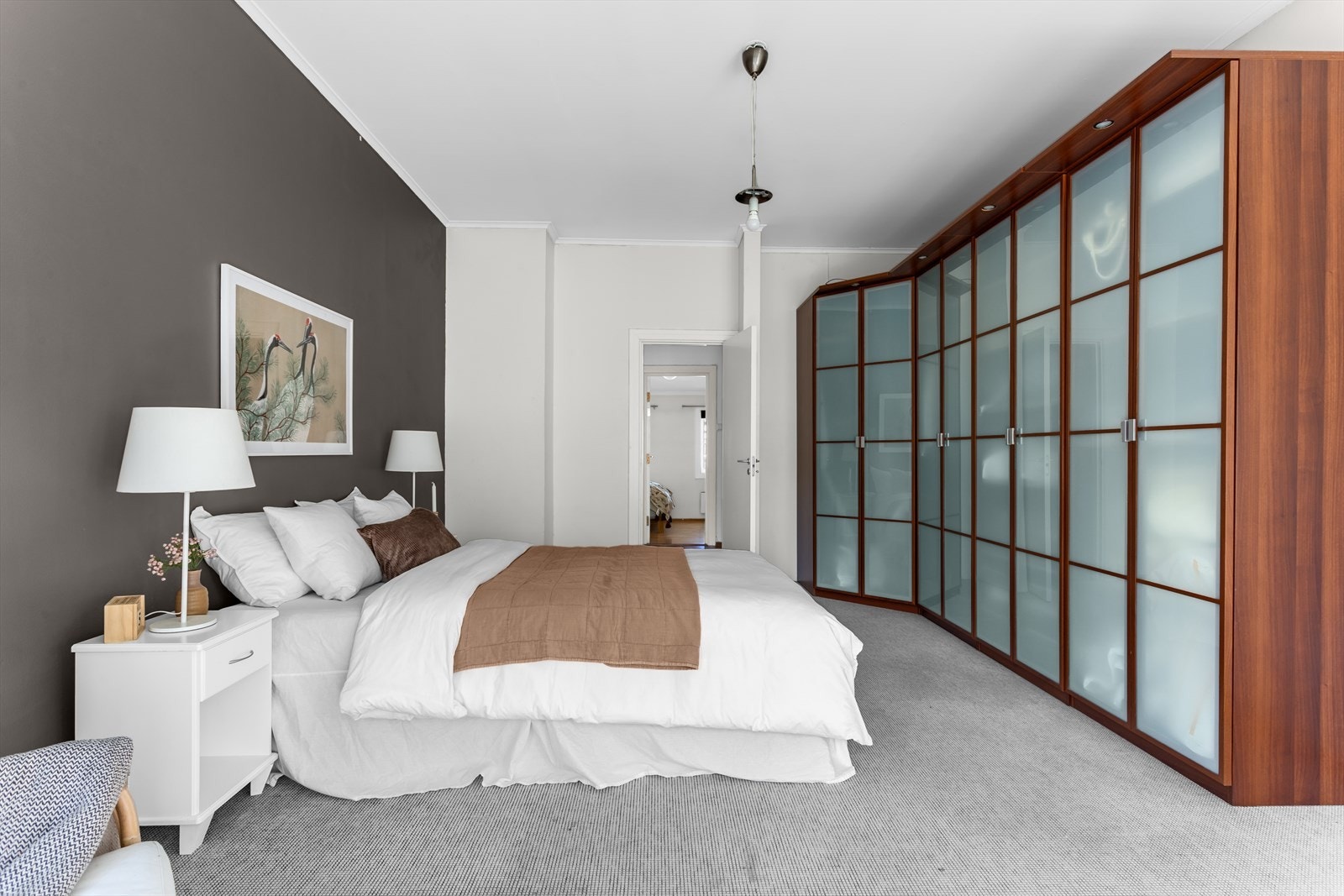 På hovedsoverommet finner du rause oppbevaringsløsninger som gjør det enkelt å holde det ryddig og oversiktlig. Heldekkende gulvteppe laget av ull. Galleribilde