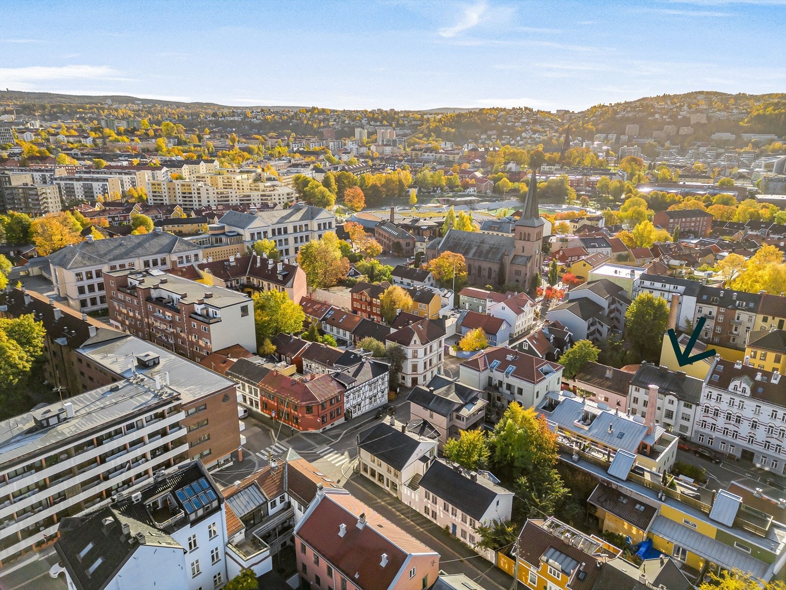 Leligheten ligger svært sentralt plassert kun få kvartaler unna kirken. torget og skolen. Galleribilde