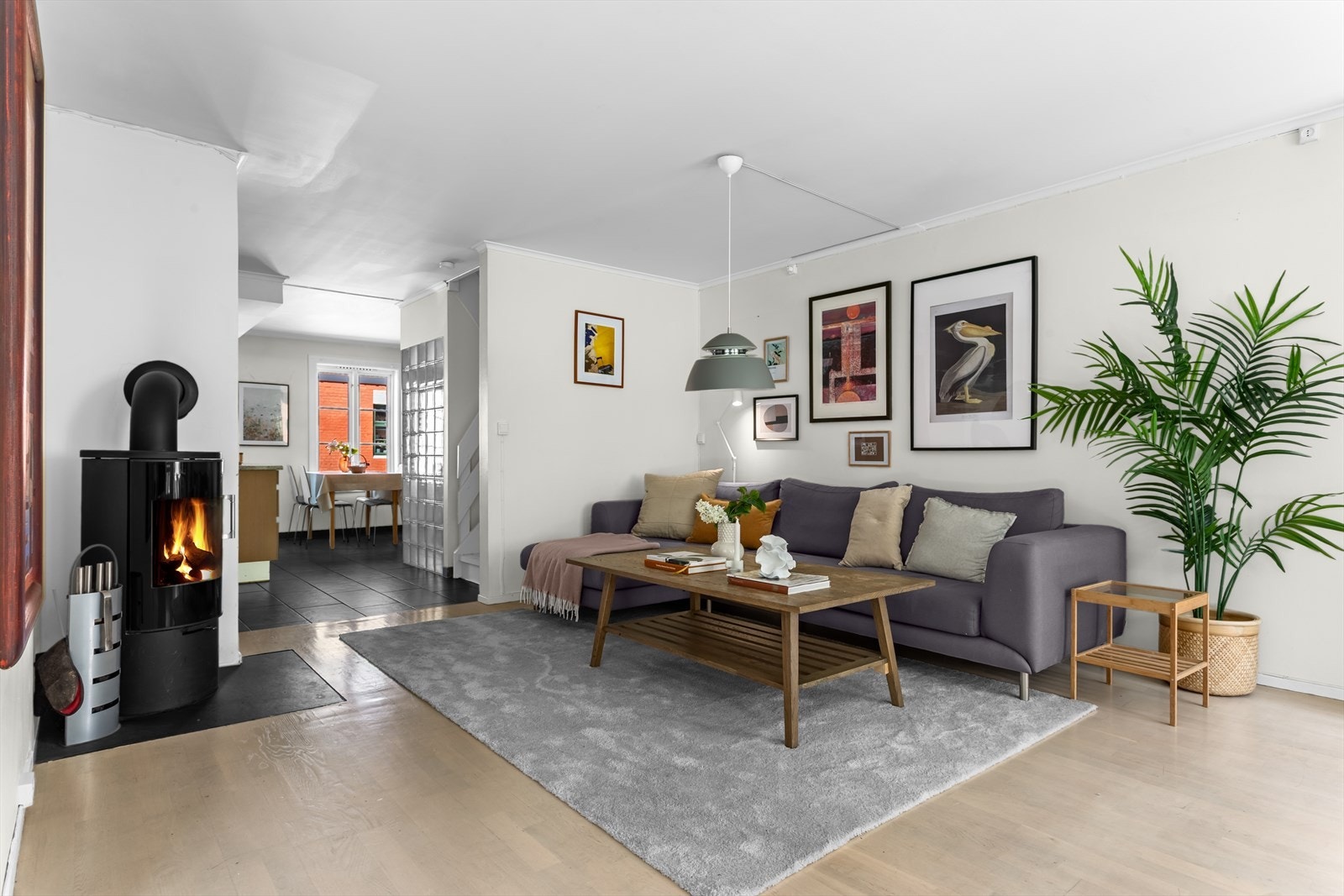 Stuen og spisekjøkkenet utgjør en stor og romslig sosial sone. Galleribilde