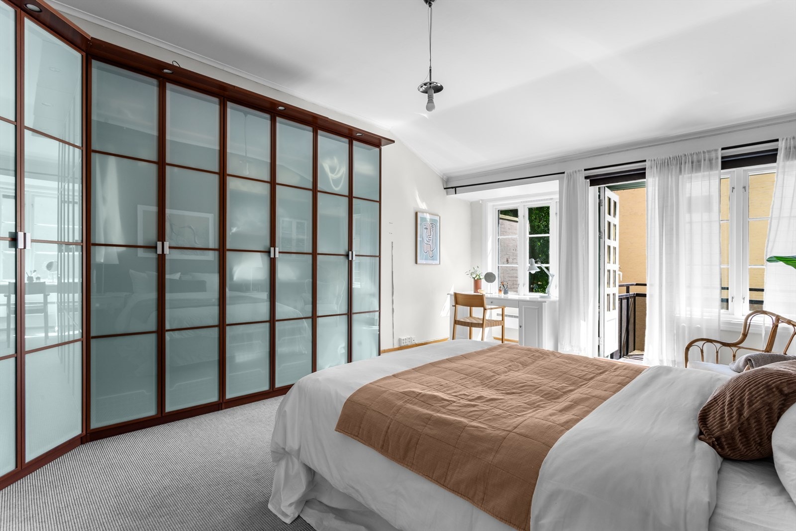 Hovedsoverom er av ekstra god størrelse med plass til dobbeltseng, nattbord, garderobeskap og kontornisje - ideelt for hjemmekontor. Galleribilde