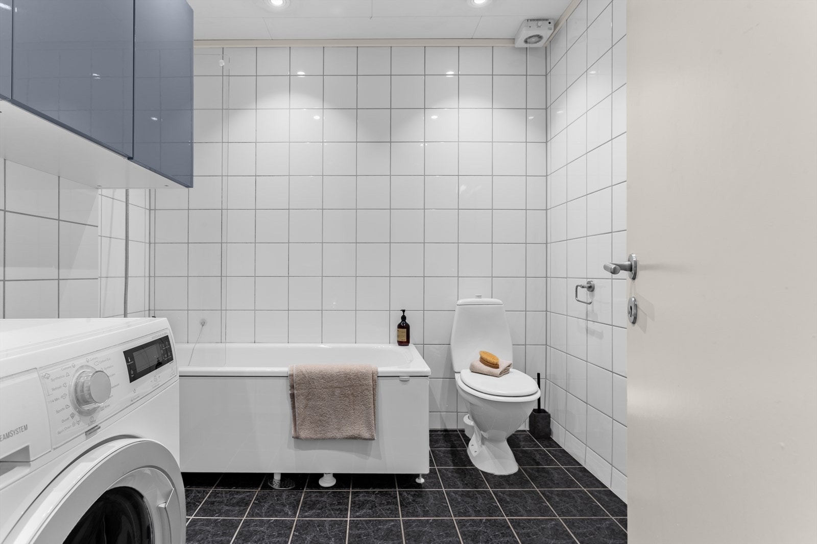 På andre plan er det et romslig bad med servant med servantskap,WC og badekar m/dusjvegger. Galleribilde