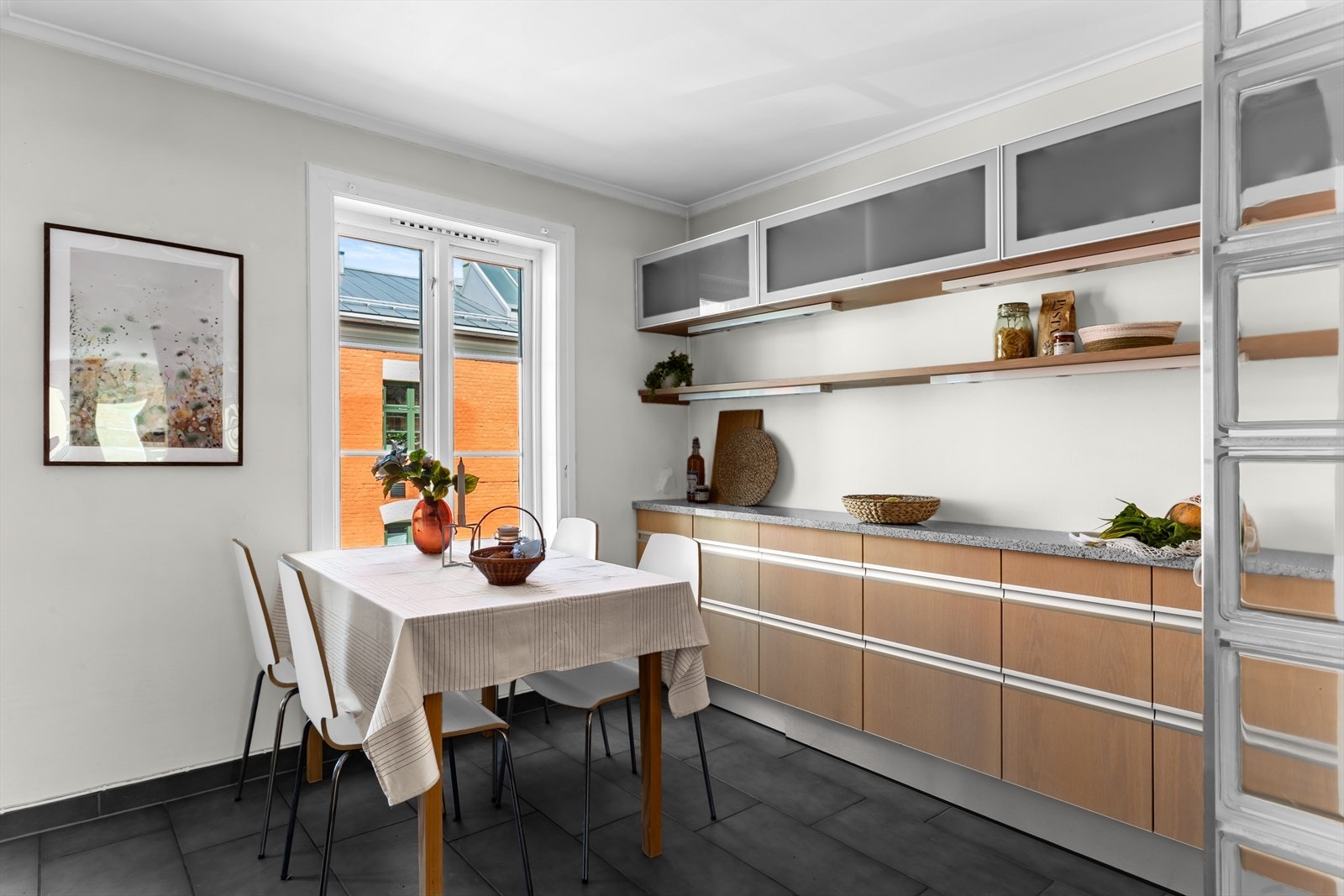 God plass til spisebord og mye skapplass. Også på denne skaprekken er det benkeplate i massiv lys granitt. Galleribilde