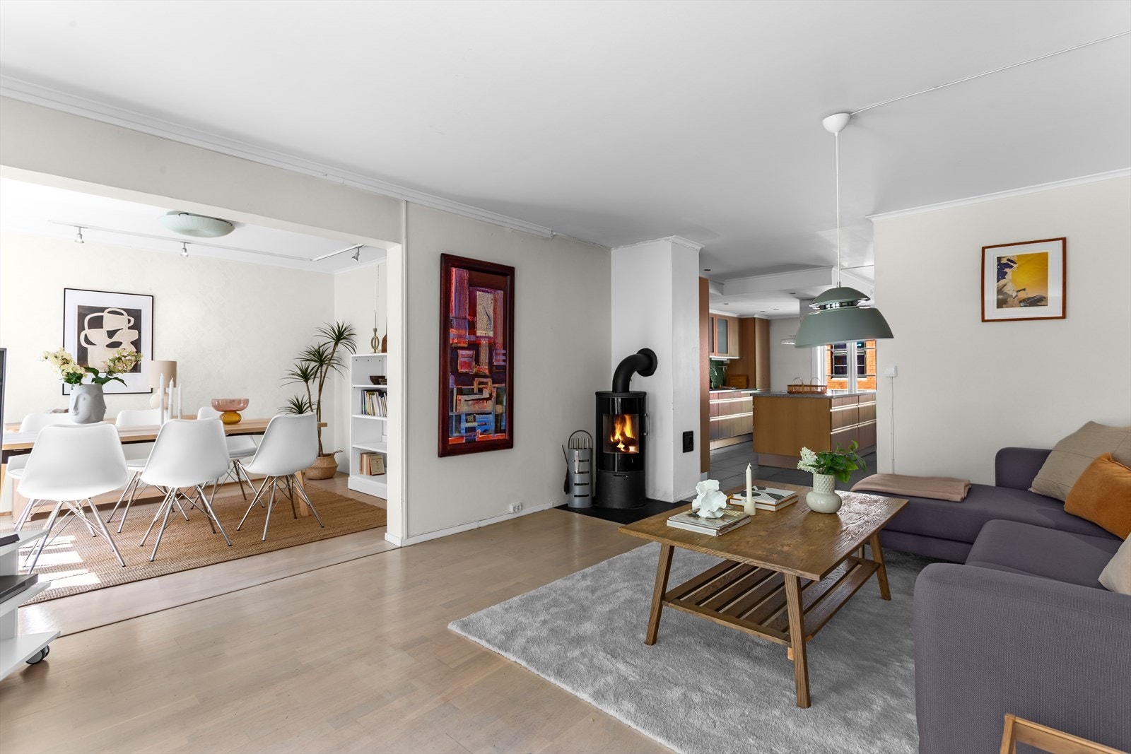 Innholdsrik romsløsning over 2 etasjer med bla. stort spisekjøkken, 2 bad og 2-3 store og gode soverom. Galleribilde