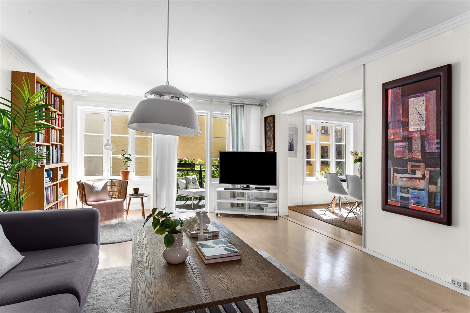 Store vinduer og gjennomgående lys gjør etasjen lys og trivelig. Galleribilde