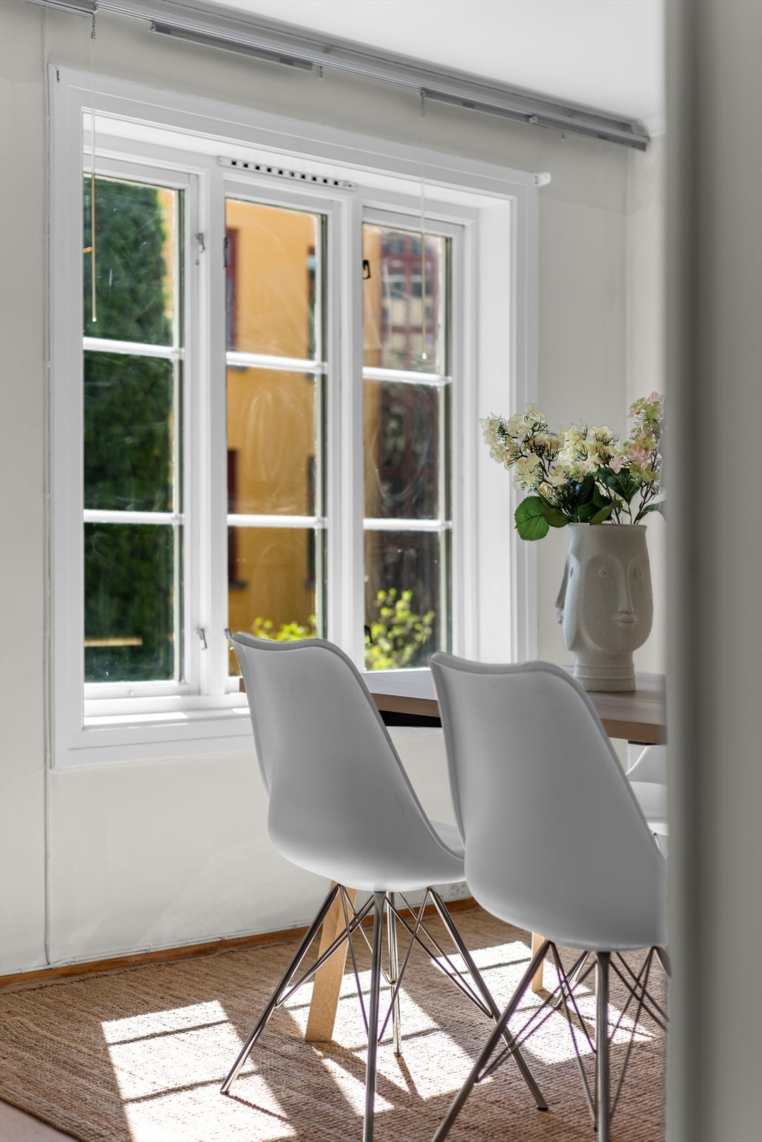 Lys og luftig atmosfære takket være store vindusflater. Galleribilde