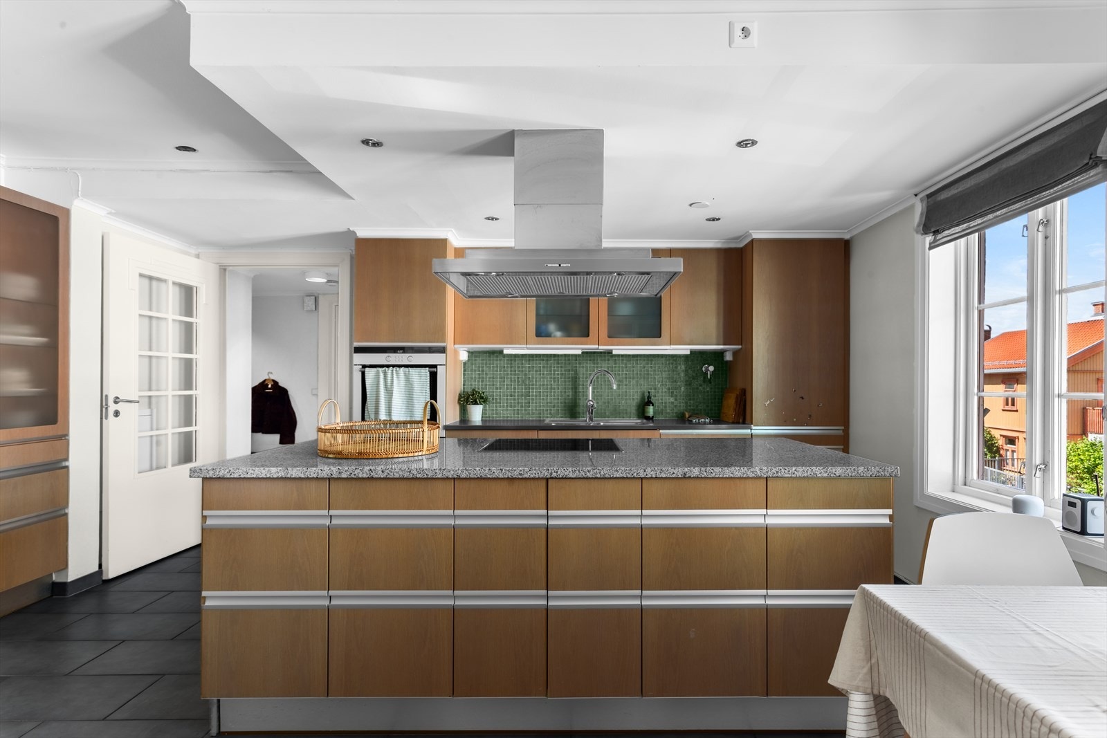 Stort og innholdsrikt kjøkken fra Invita. Hyggelig utsikt mot den vakre småhusbebyggelsen på Kampen. Galleribilde