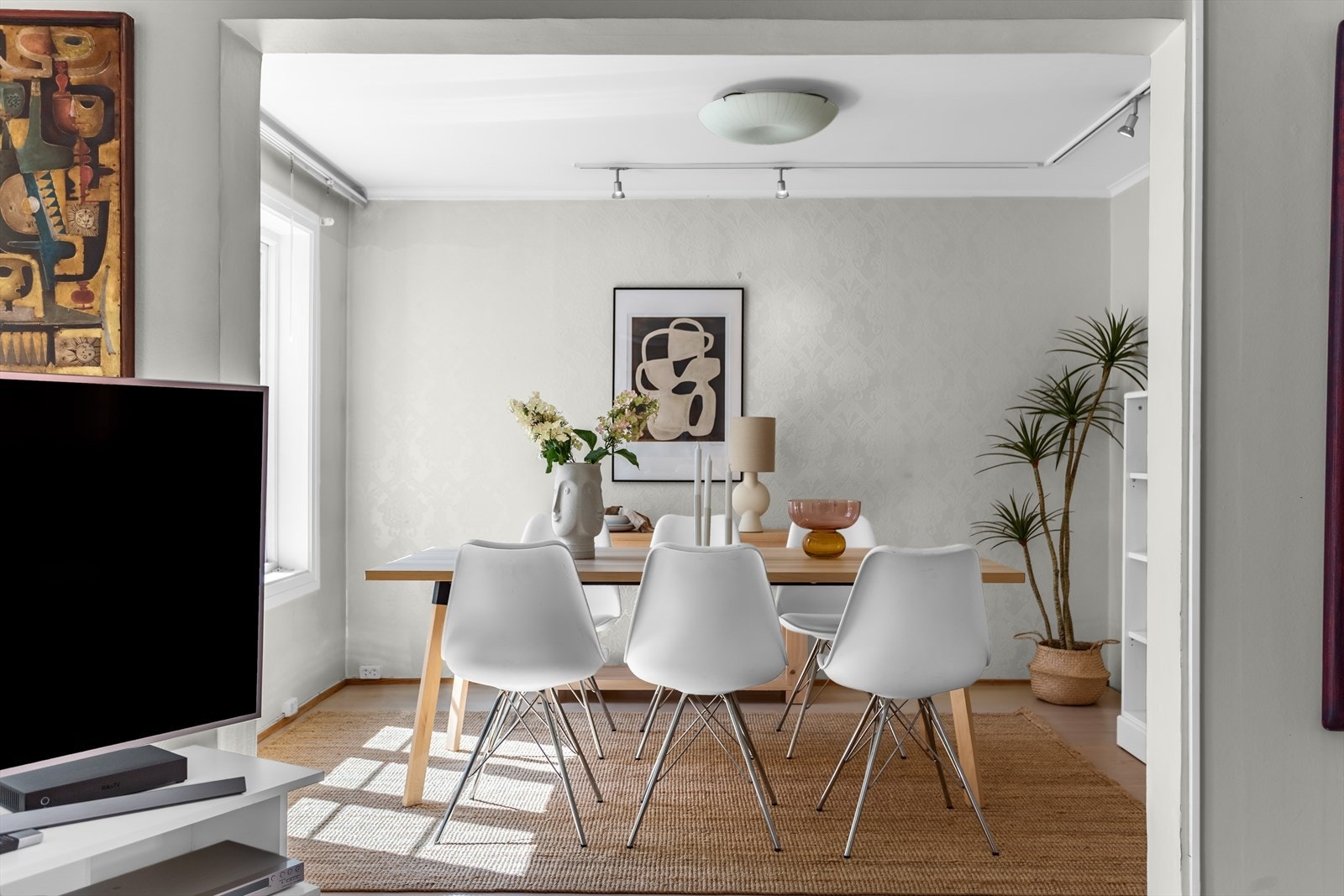 Det ene rommet er innredet som spisestue, men kan med enkle grep gjøres om til soverom. Galleribilde