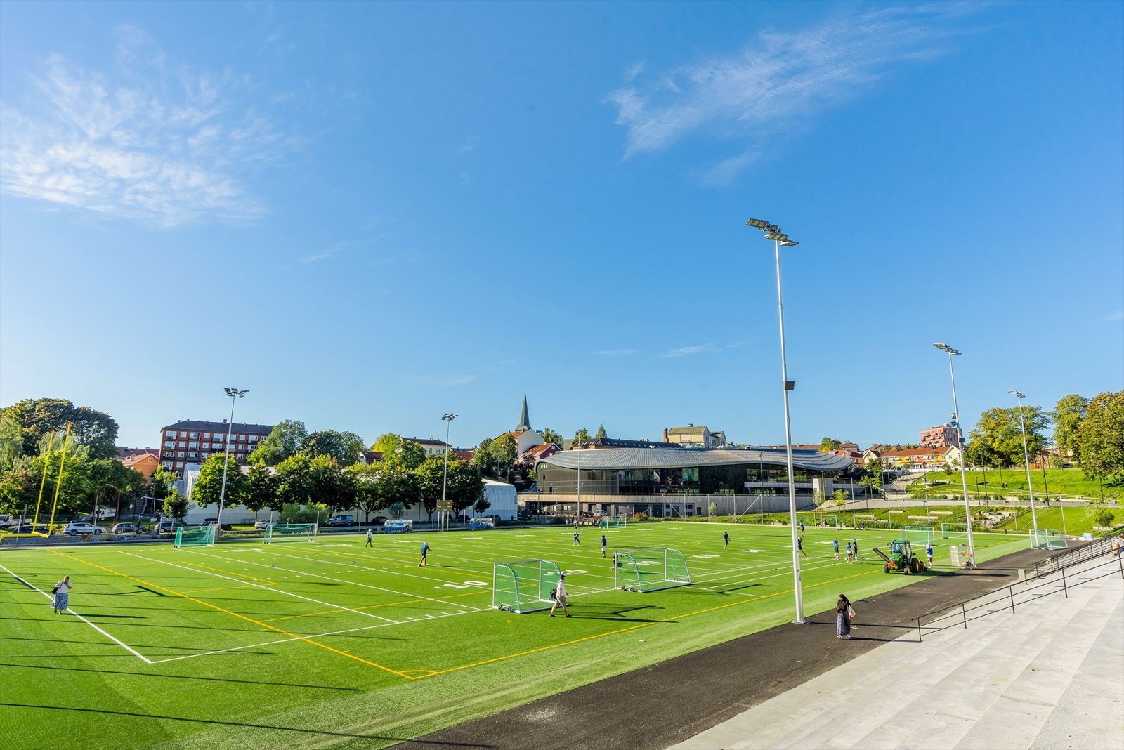 Jordal idrettsanlegg med rikt idrettstilbud; hockey, haåndball, fotball, rugby, skating, etc. Galleribilde