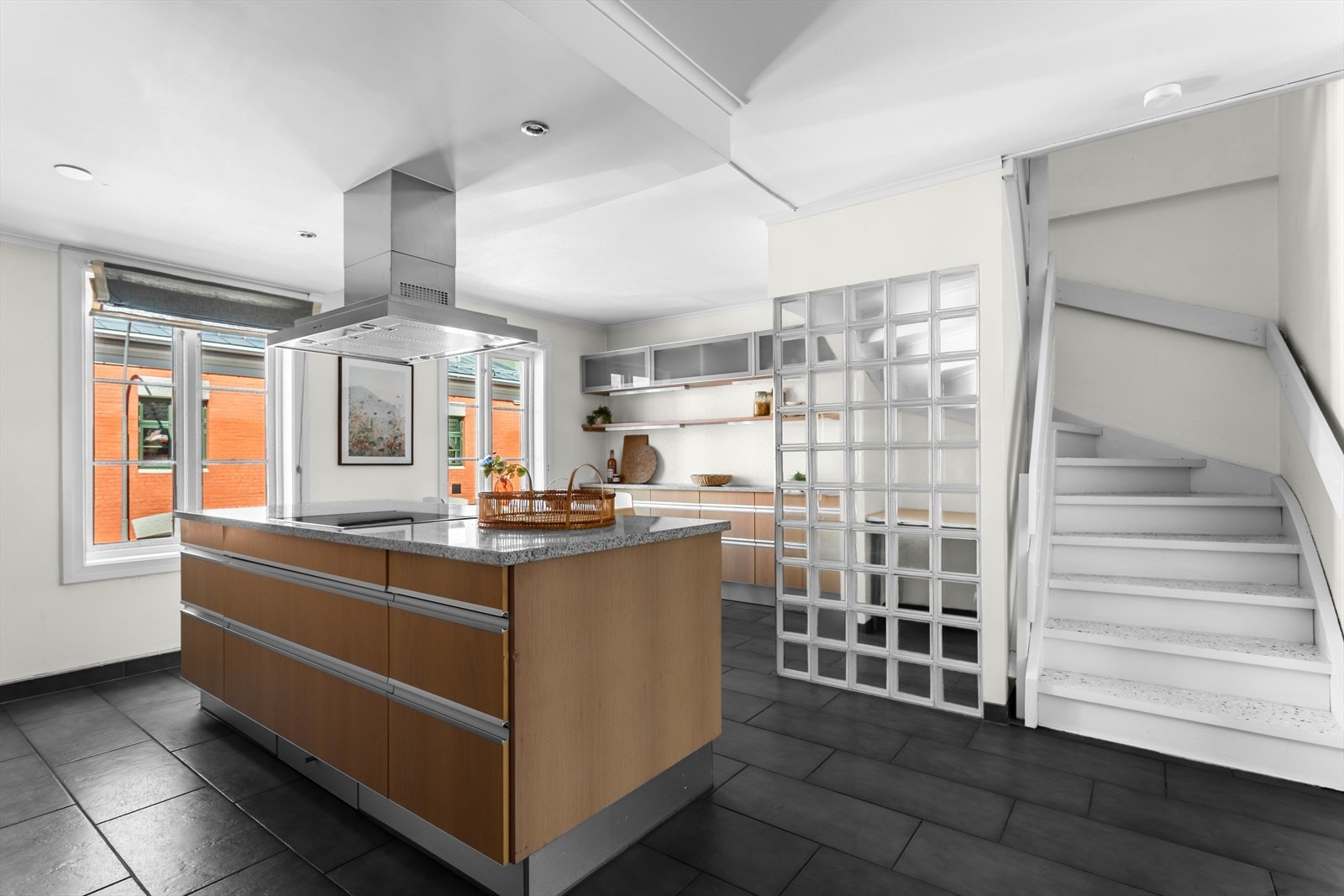 Med sin gode størrelse konkurrerer kjøkkenet med stuen om å være husets samlingspunkt. Galleribilde