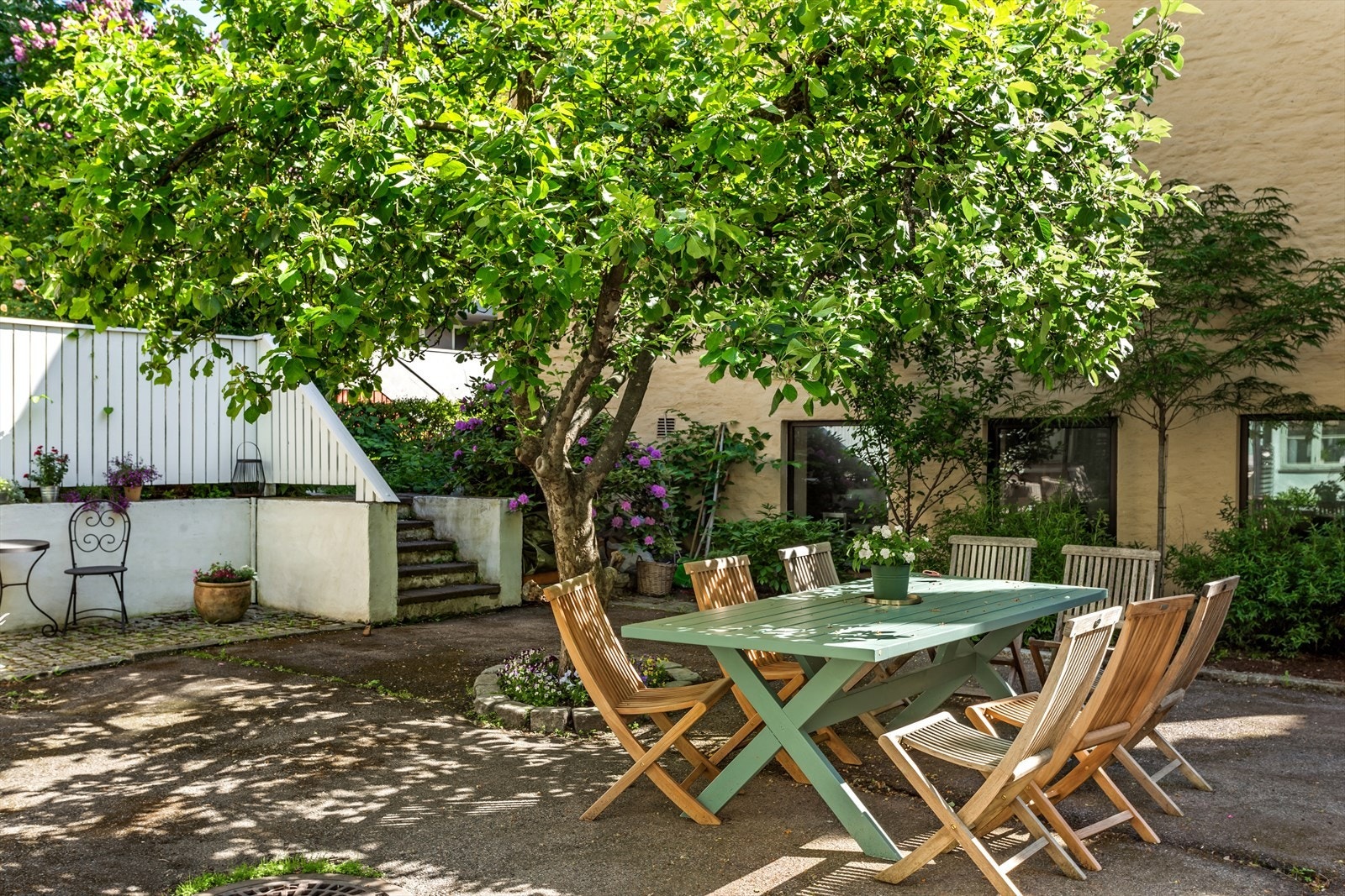 Gården har en hyggelig bakgård. Treet er et epletre. Galleribilde