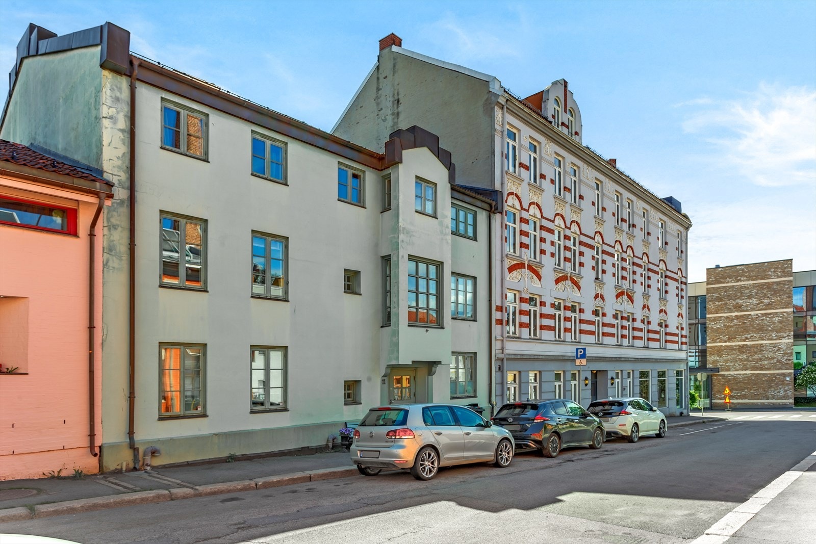 Bygget ble oppført i 1985 med et klassisk uttrykk og var opprinnelig tiltenkt å være prestebolig for Kampen kirke. Galleribilde