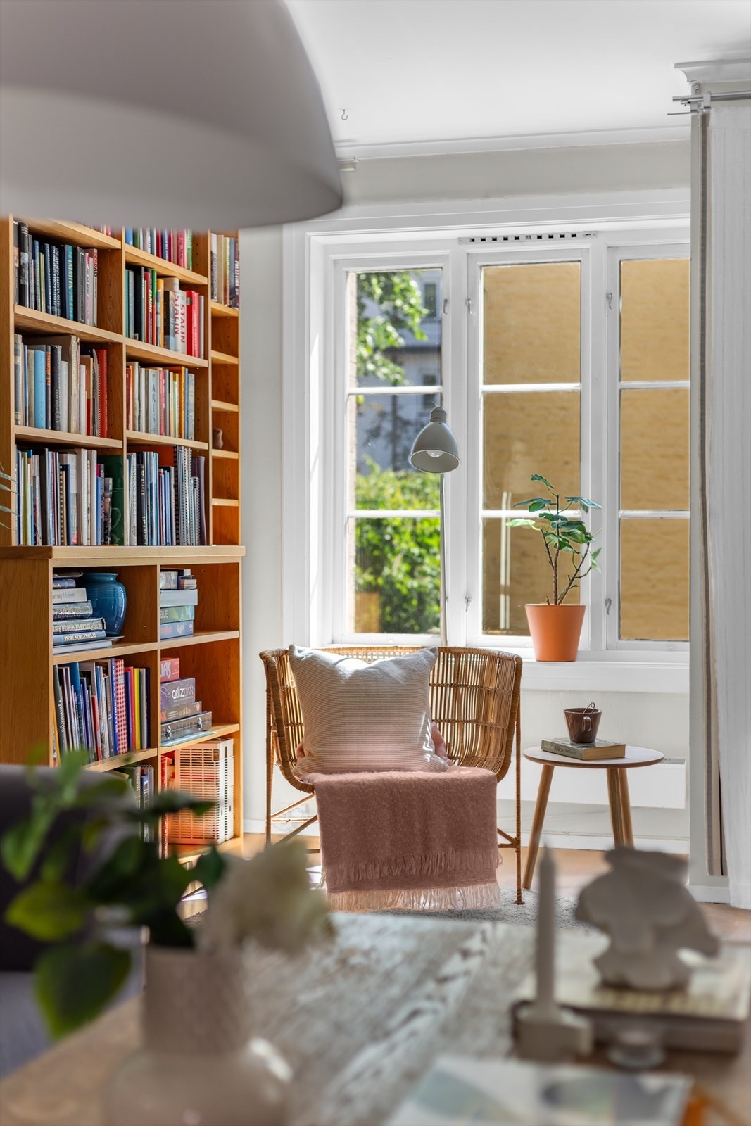 Store vinduer og glassdør ut mot verandaen tilfører godt med dagslys. Galleribilde