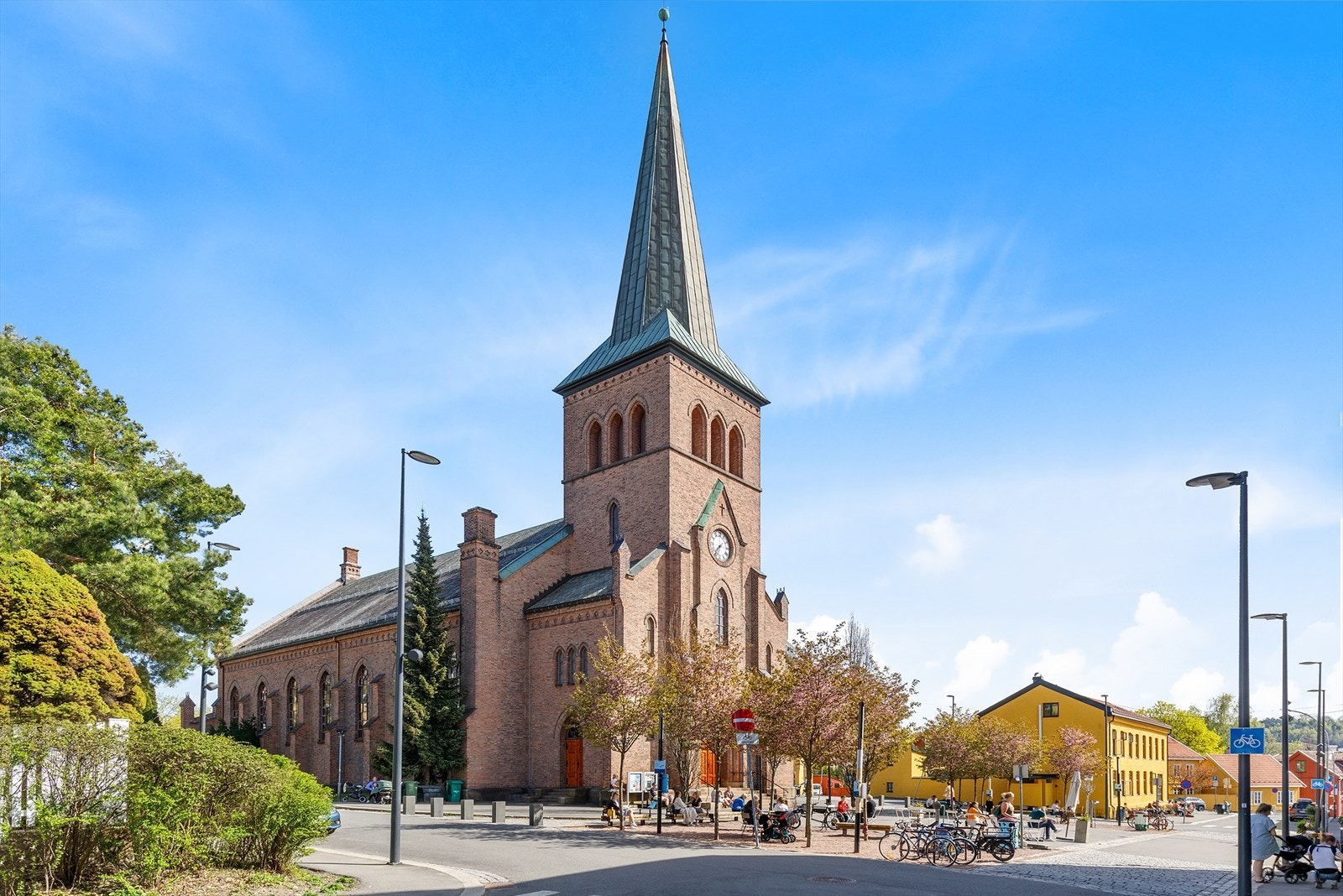 Torget ved kirken ligger to kvartaler unna og er en hyggelig møteplass med flere serveringssteder. Galleribilde