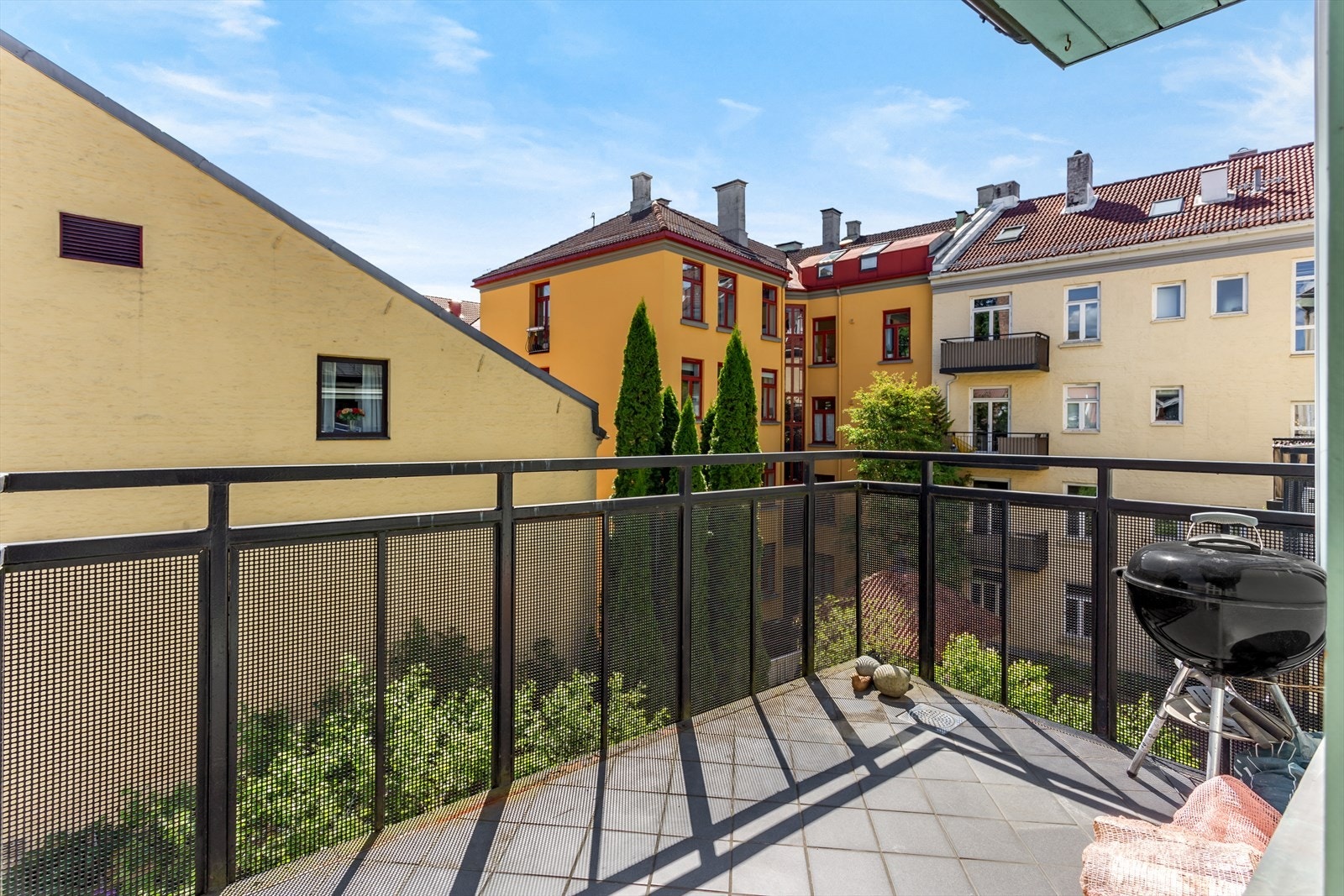 Herfra har du også utgang til en privat veranda på ca. 5 kvm, vendt mot den fredelige bakgården. Balkongen har god bredde og er enkel å møblere. Galleribilde