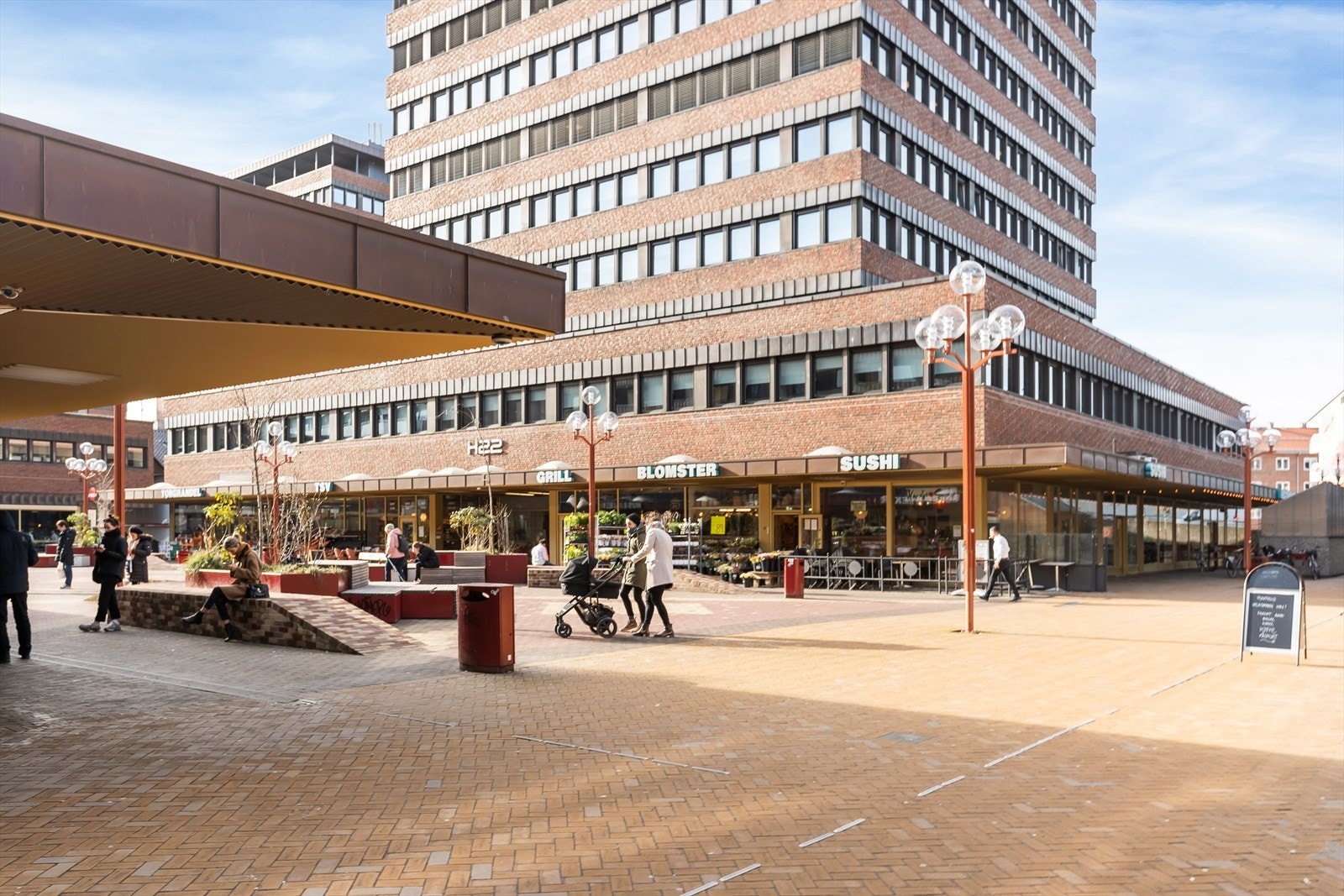 Det er kort vei fra Kampen og ned trappen ved parken til Tøyen Torg med butikker og flere servering- og utesteder. Galleribilde