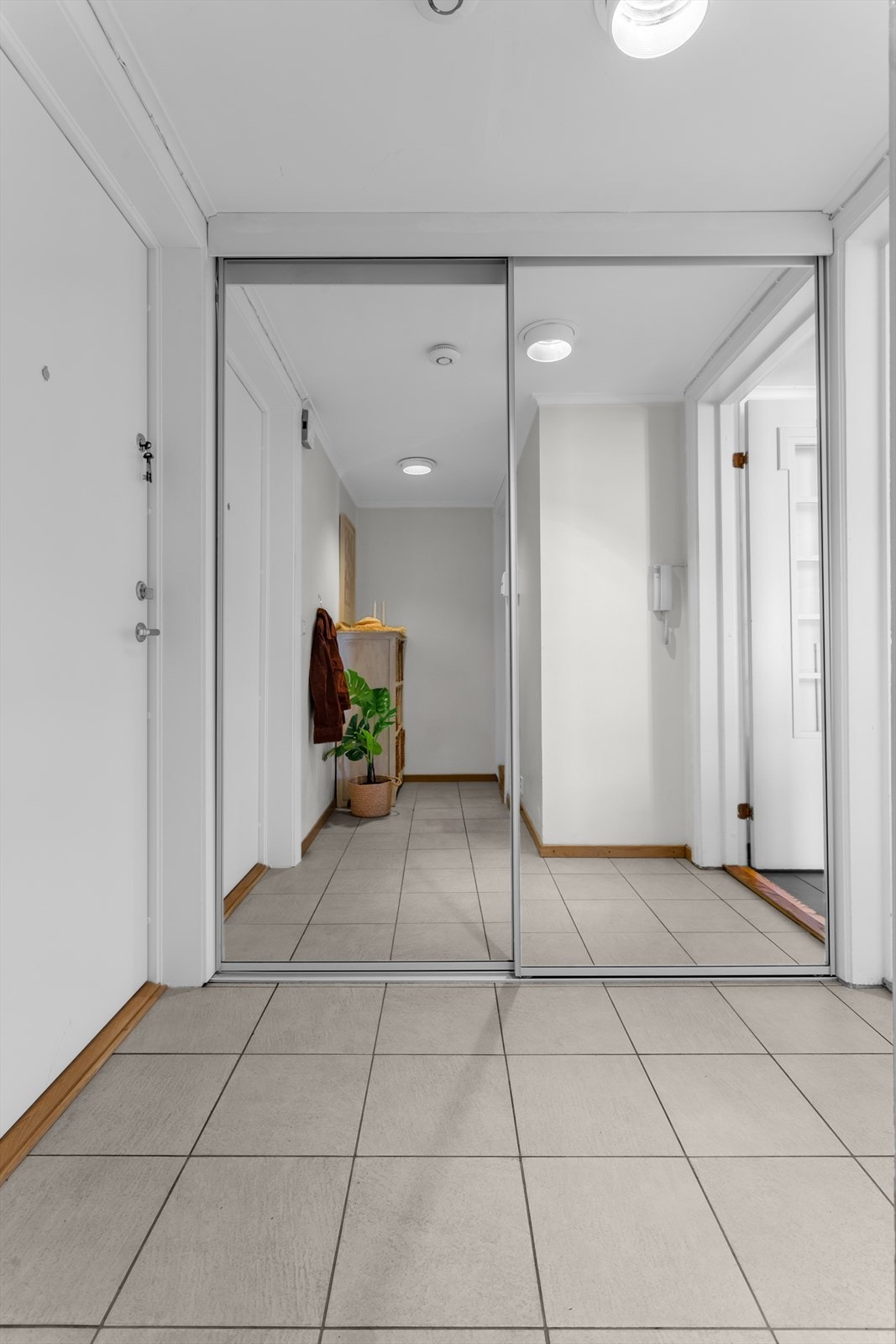 Her er det en innebygget skyvedørsgarderobe med gode oppbevaringsmuligheter. Galleribilde