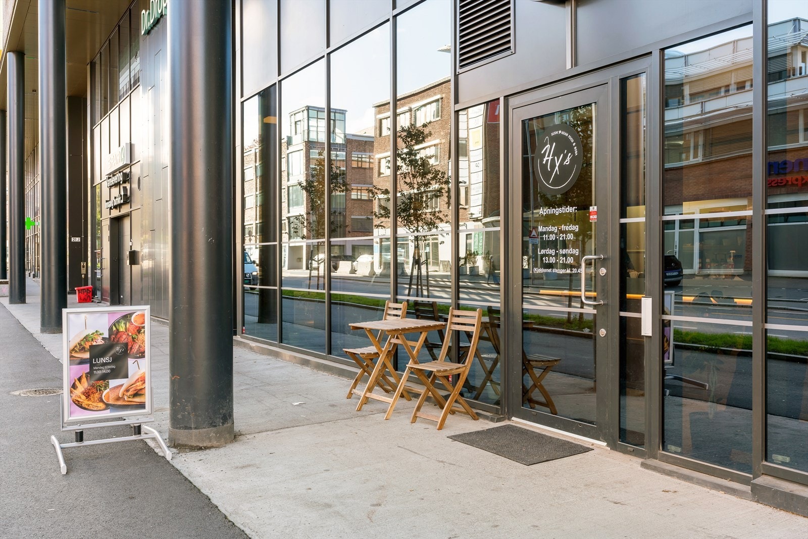 Ensjø Torg med forretninger, serveringssteder og T-banestopp er en kort spasertur unna. Galleribilde