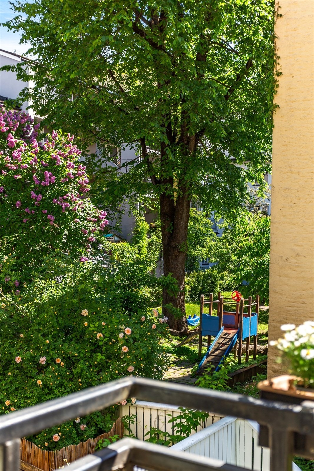 Kvartalet har forøvrig åpne bakgårder og videre innover i nabohagen er det lekeapparater Galleribilde