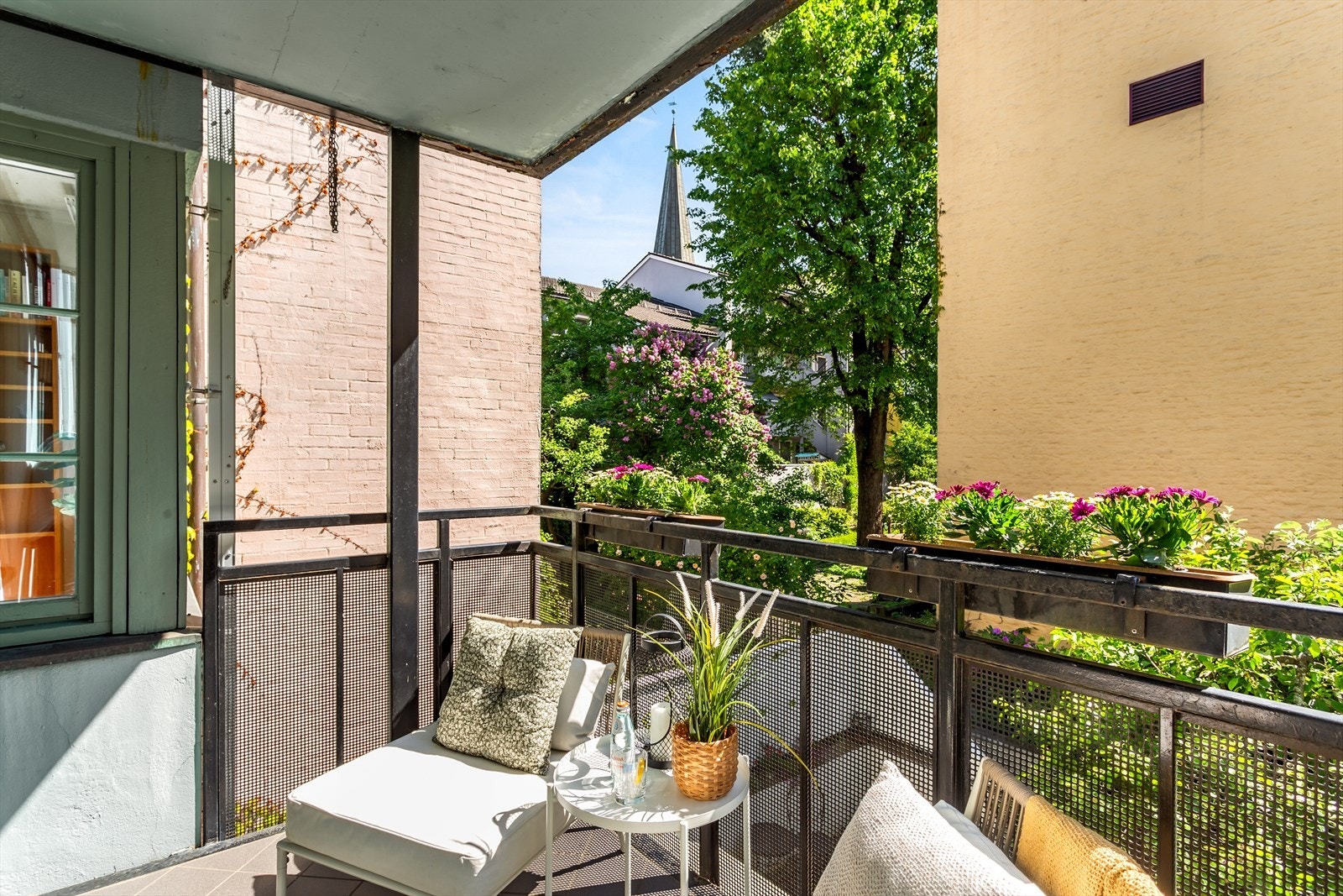 Fra stuen har du direkte utgang til en skjermet sydvendt veranda som vender mot en rolig bakgård. Galleribilde