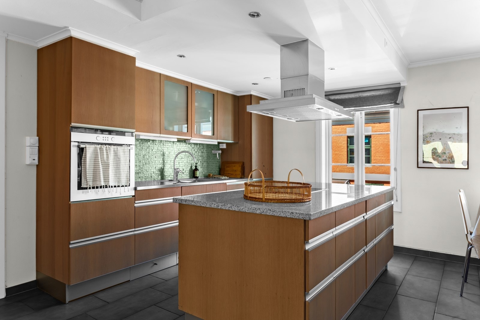 Heldekkende aluminiumsbeslag fra Blanco i vaskesone og lekre mosaikkfliser på bakvegg. Galleribilde