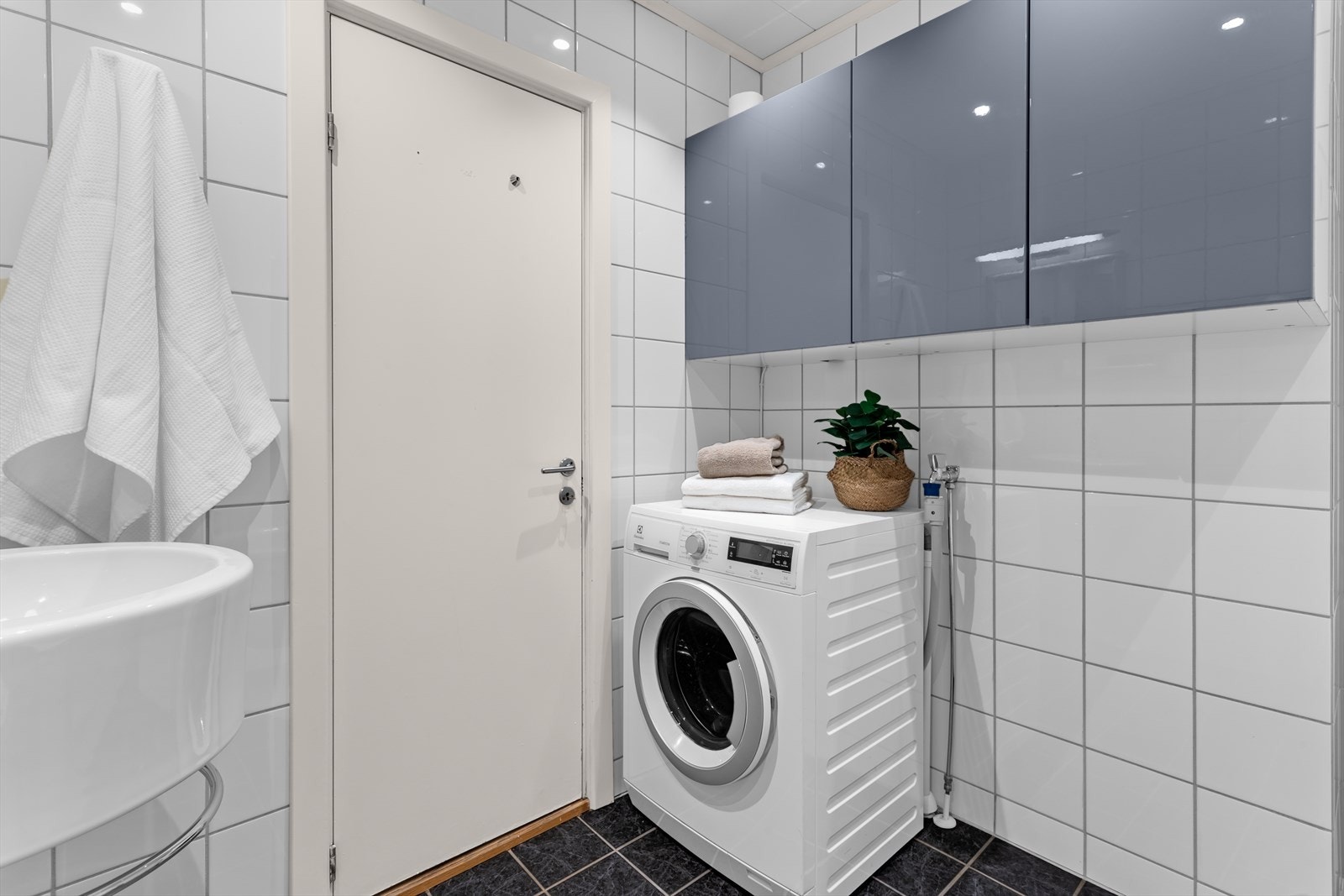 Her finnes det også opplegg for både vaskemaskin og tørketrommel, samt elektrisk avtrekksvifte. Galleribilde